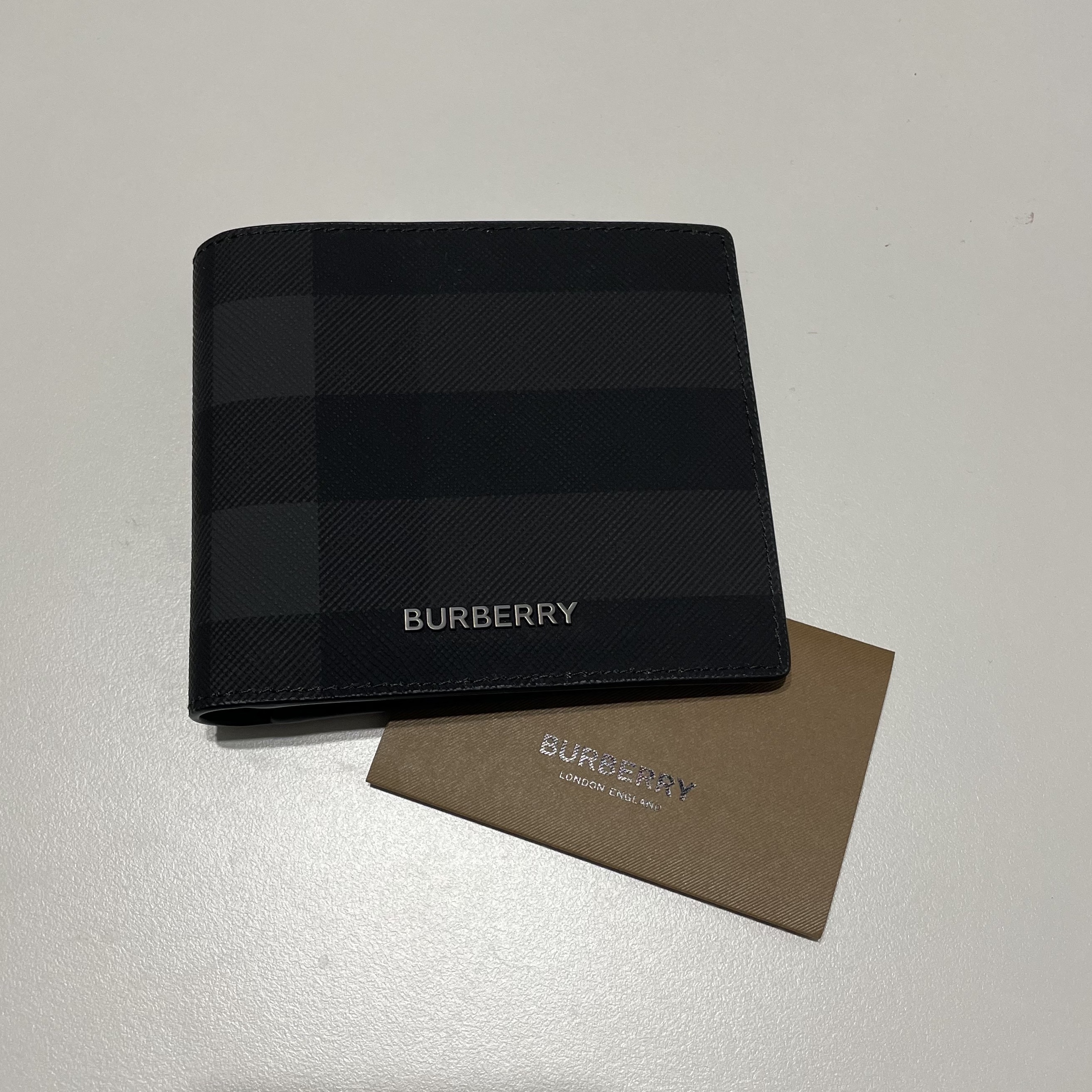Burberry Check Leather International Bifold Wallet Charcoal 착용 스타일