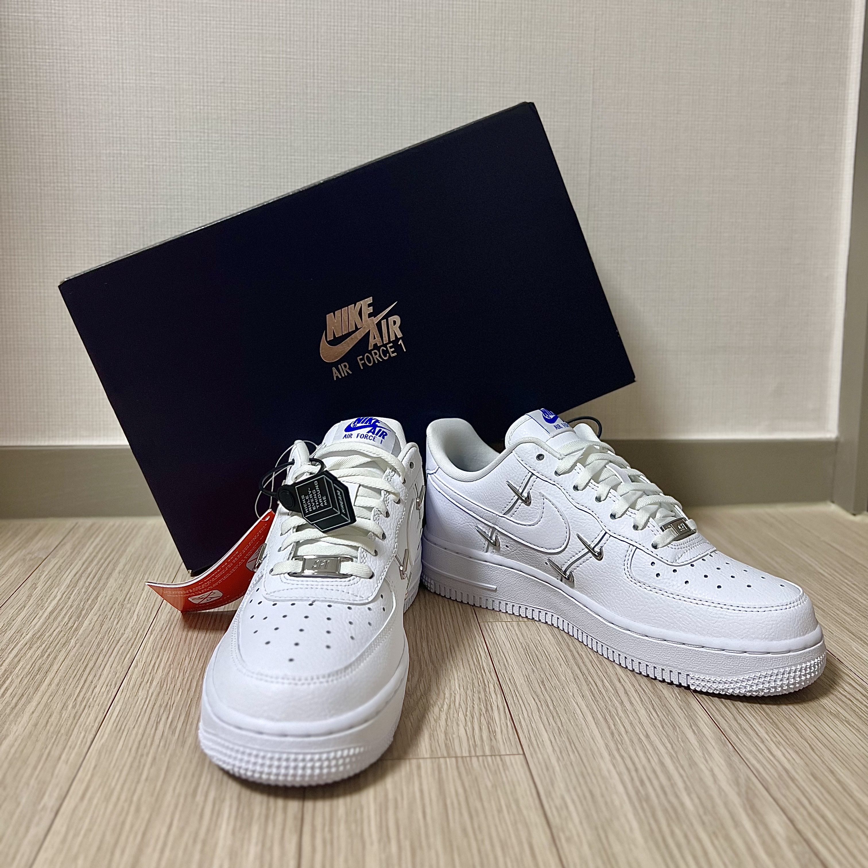 (W) Nike Air Force 1 Low '07 LX Chrome Luxe 착용 스타일 - 1