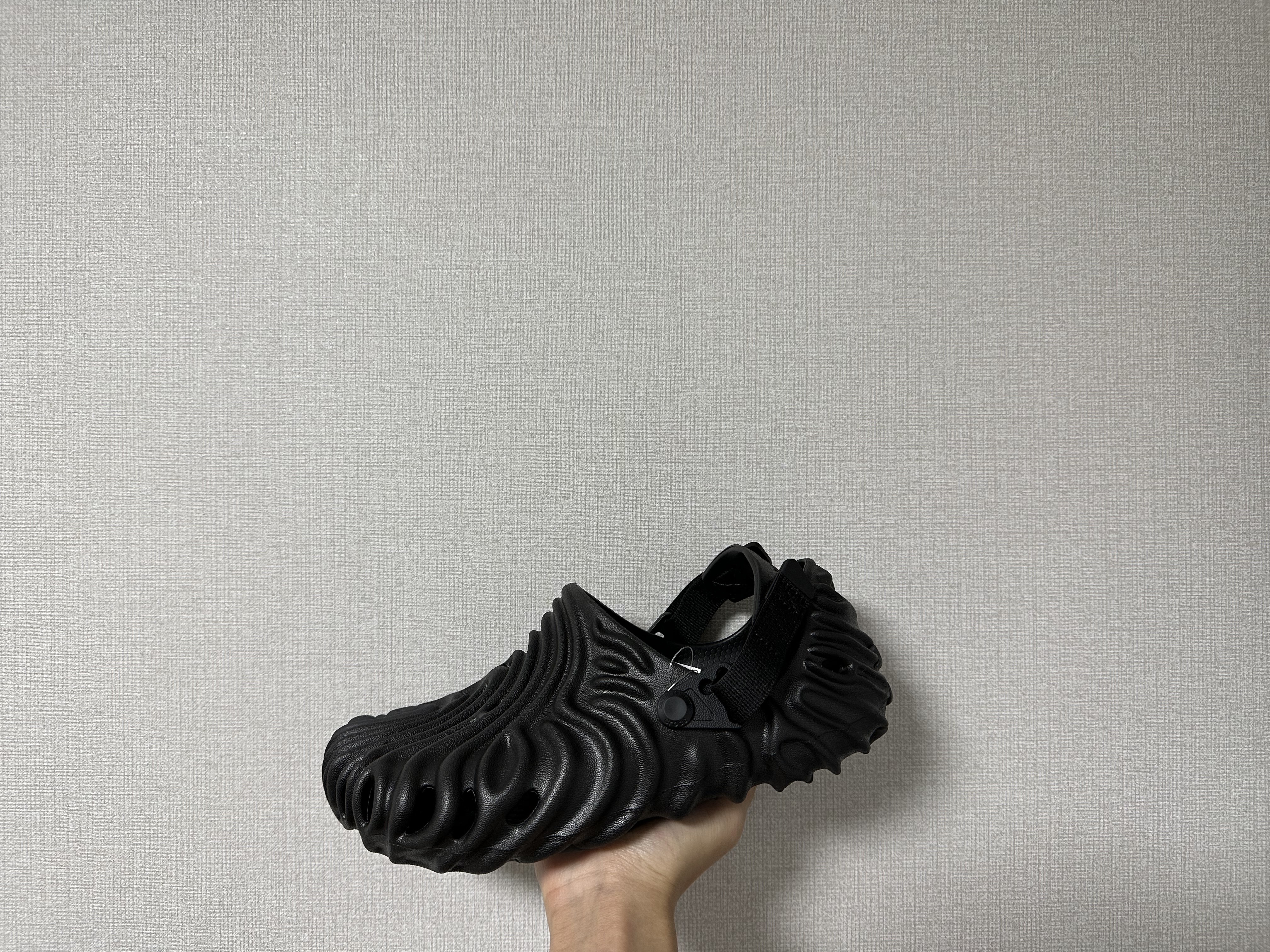 Crocs x Salehe Bembury Pollex Clog Sasquatch 착용 스타일 - 2