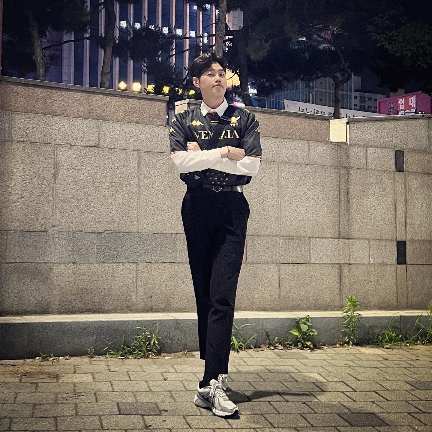 New Balance 860v2 White Black, Prada Re-Nylon and Saffiano Leather Shoulder Bag Black 착용 스타일 - 3