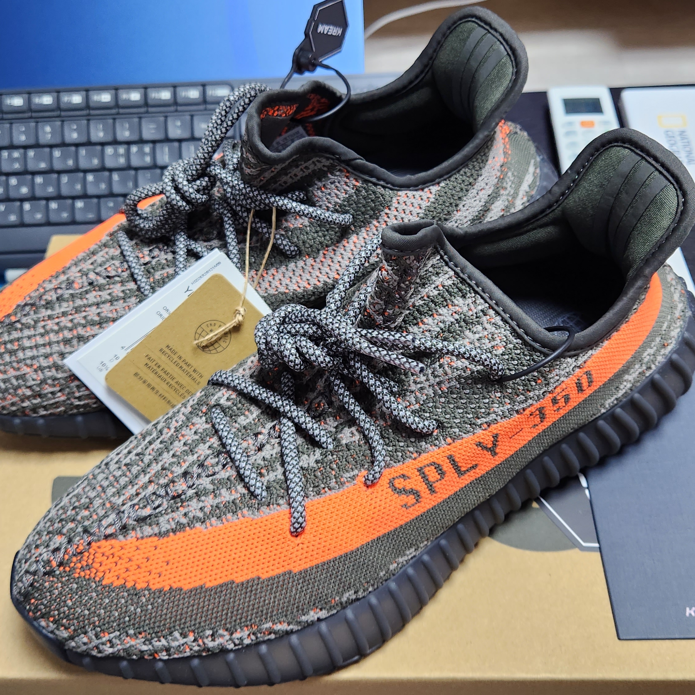 Adidas Yeezy Boost 350 V2 Carbon Beluga 착용 스타일