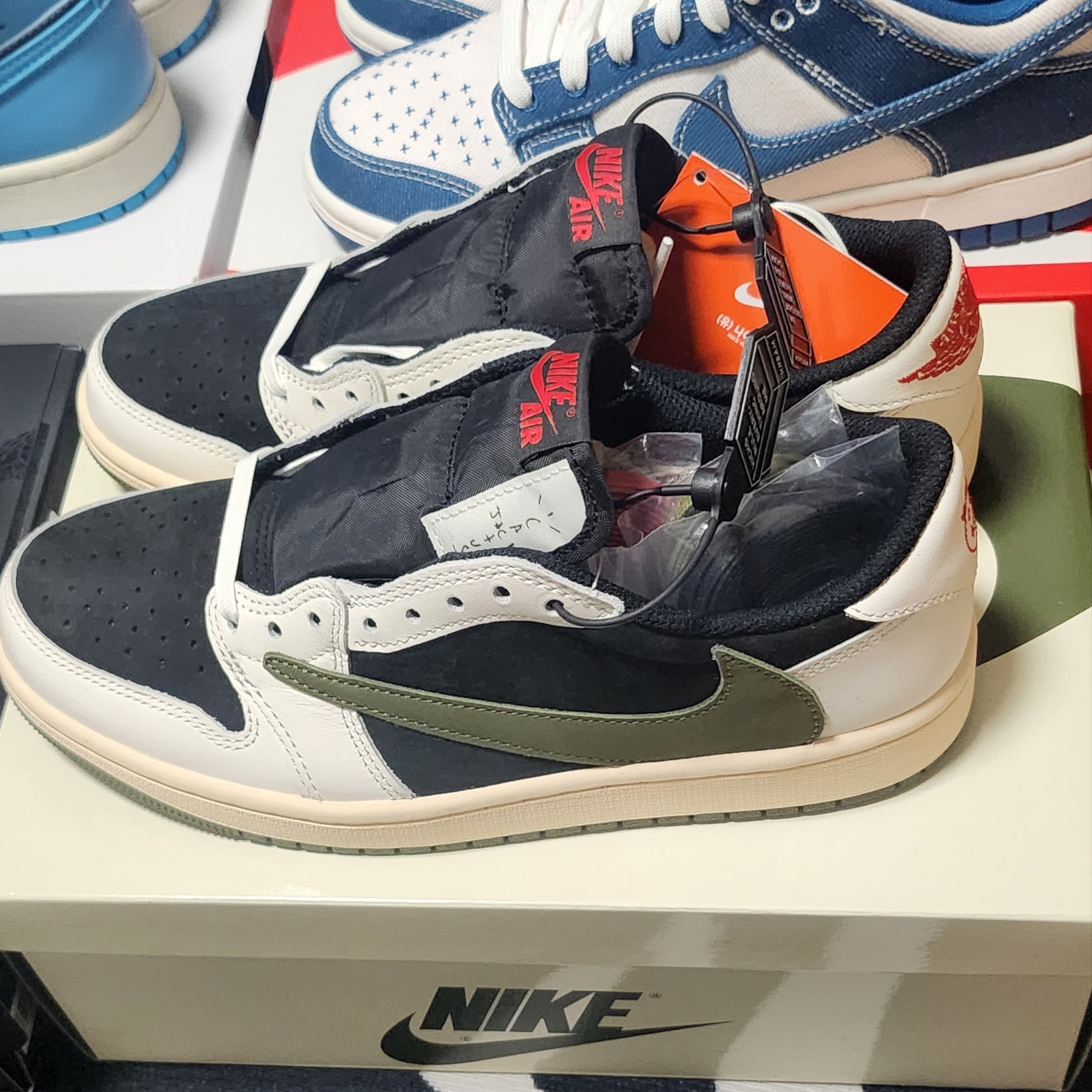 (W) Jordan 1 x Travis Scott Retro Low OG SP Medium Olive, Jordan 1 x Travis Scott Retro Low OG SP Black Phantom 착용 스타일 - 2