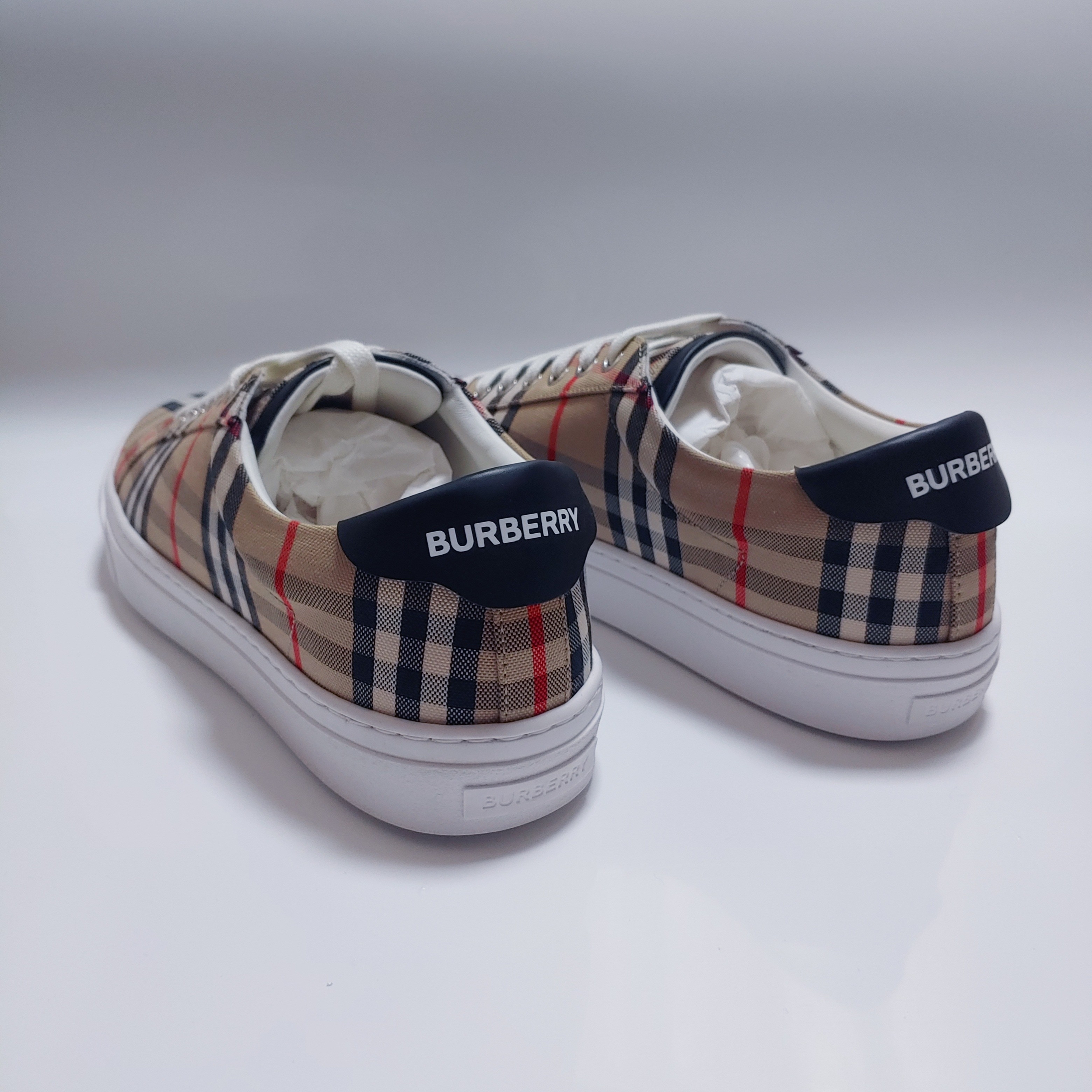 Burbbery Check Cotton and Leather Sneakers Archive Beige 착용 스타일 - 1