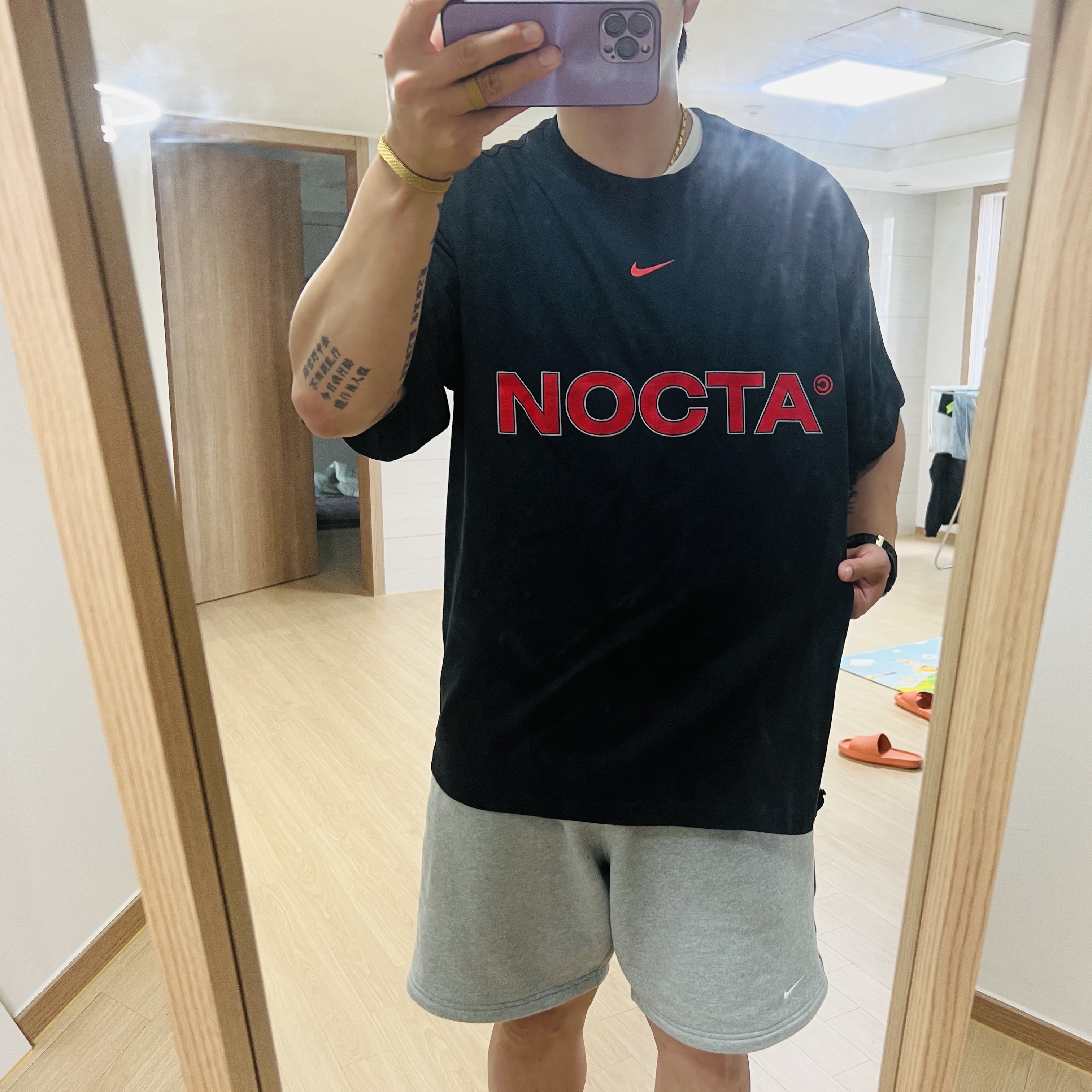 Nike x Off-White Air Max 97 Elemental Rose Serena Queen, Nike x Drake Nocta Cobra T-Shirt Black - Nocta Exclusive 착용 스타일 - 2