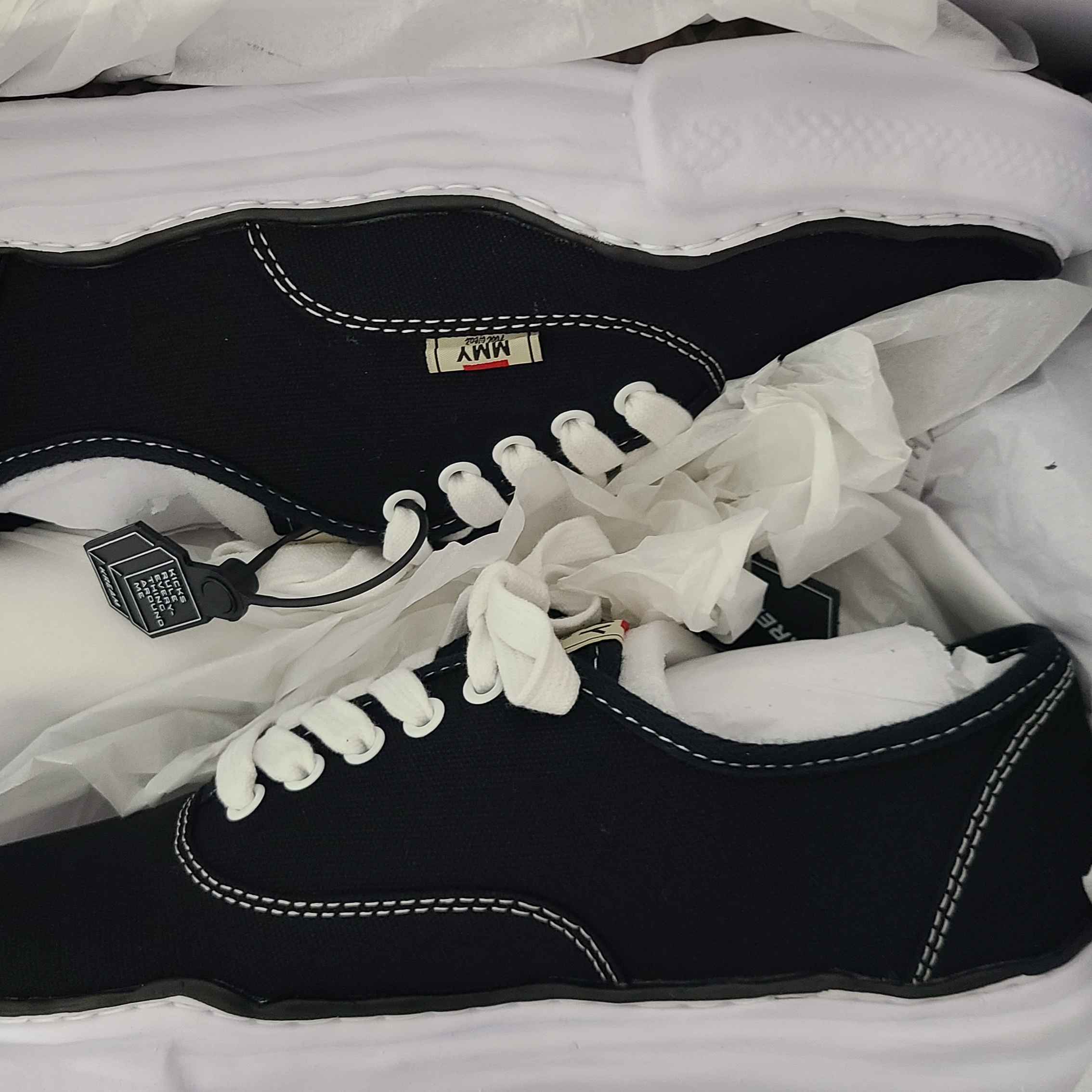 Maison Mihara Yasuhiro Baker OG Sole Canvas Low Cut Sneakers Black 착용 스타일 - 2