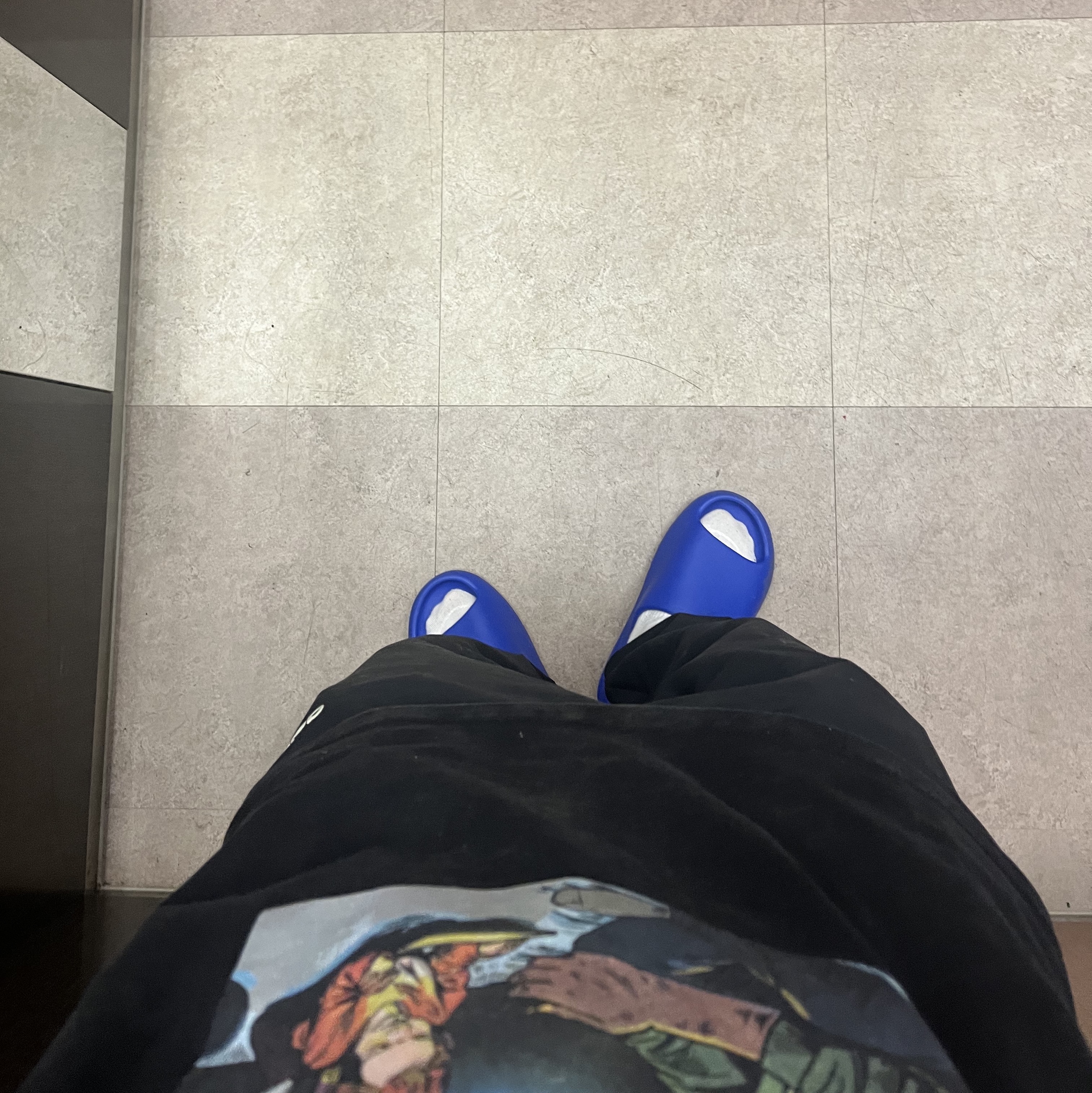 Adidas Yeezy Slide Azure 착용 스타일