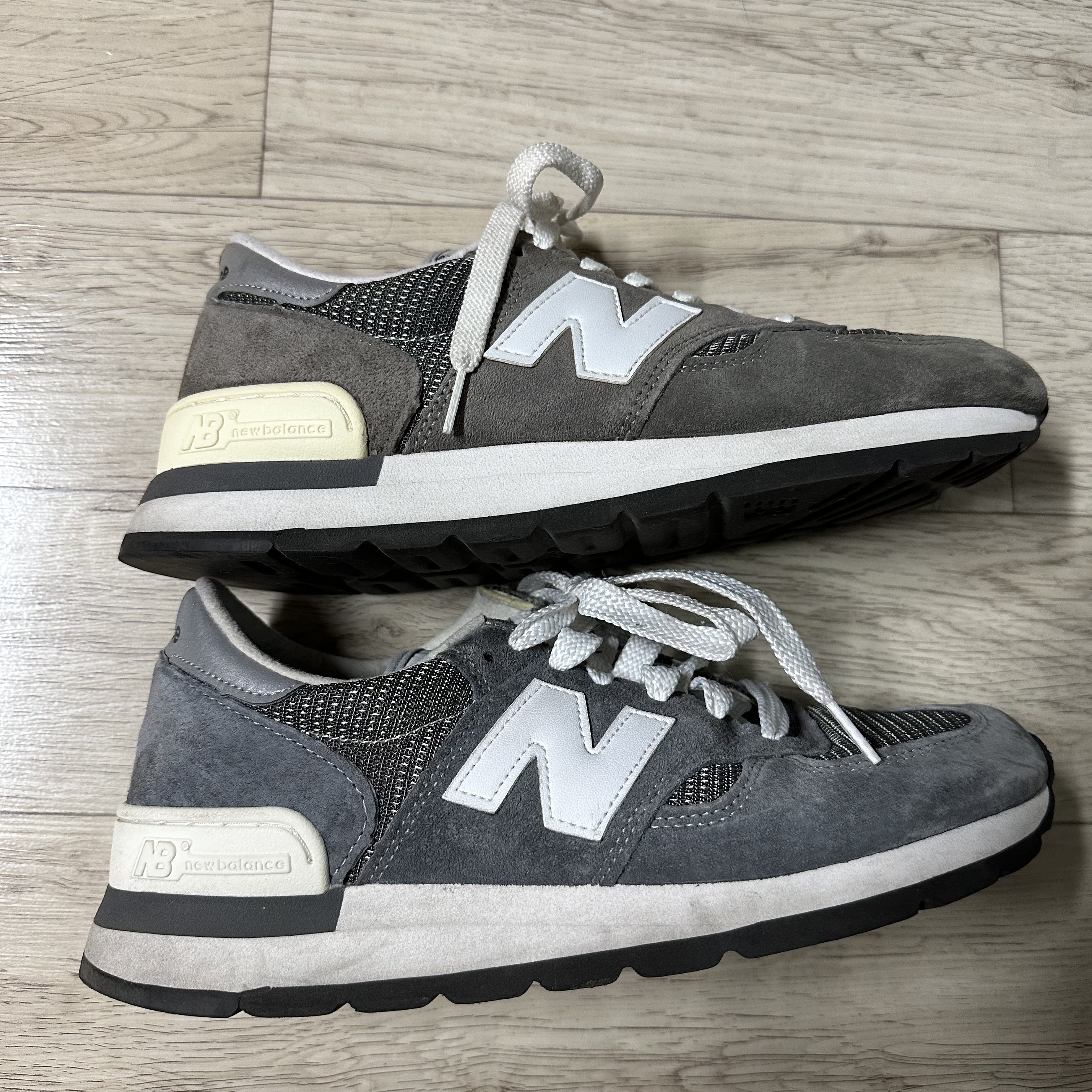 New Balance 990 Made in USA Grey, New Balance 990v1 Made in USA Grey White 착용 스타일 - 1