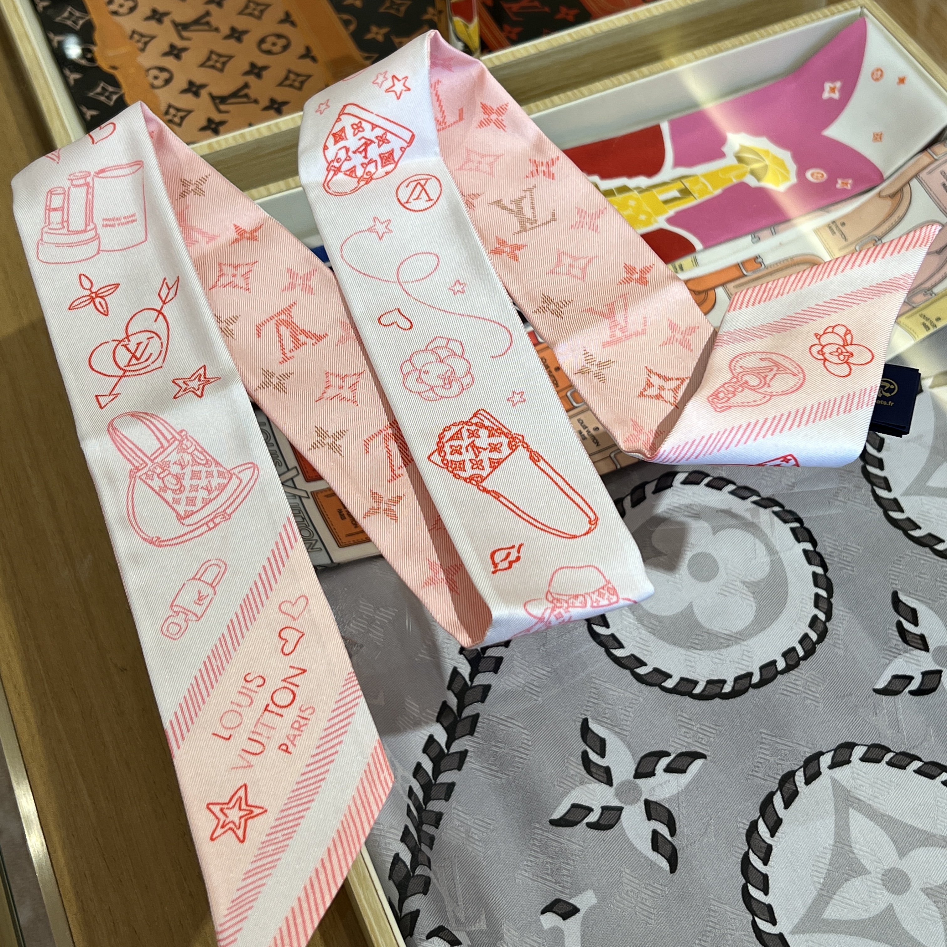 (W) Louis Vuitton LV Wishlist Bandeau Light Pink 착용 스타일 - 1