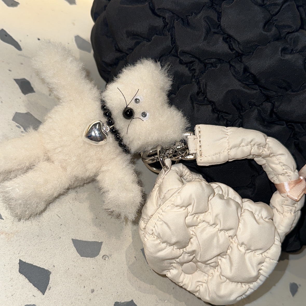 [KREAM 단독] Monamhee Creami Keyring Cream, COS Quilted Mini Bag Black 착용 스타일