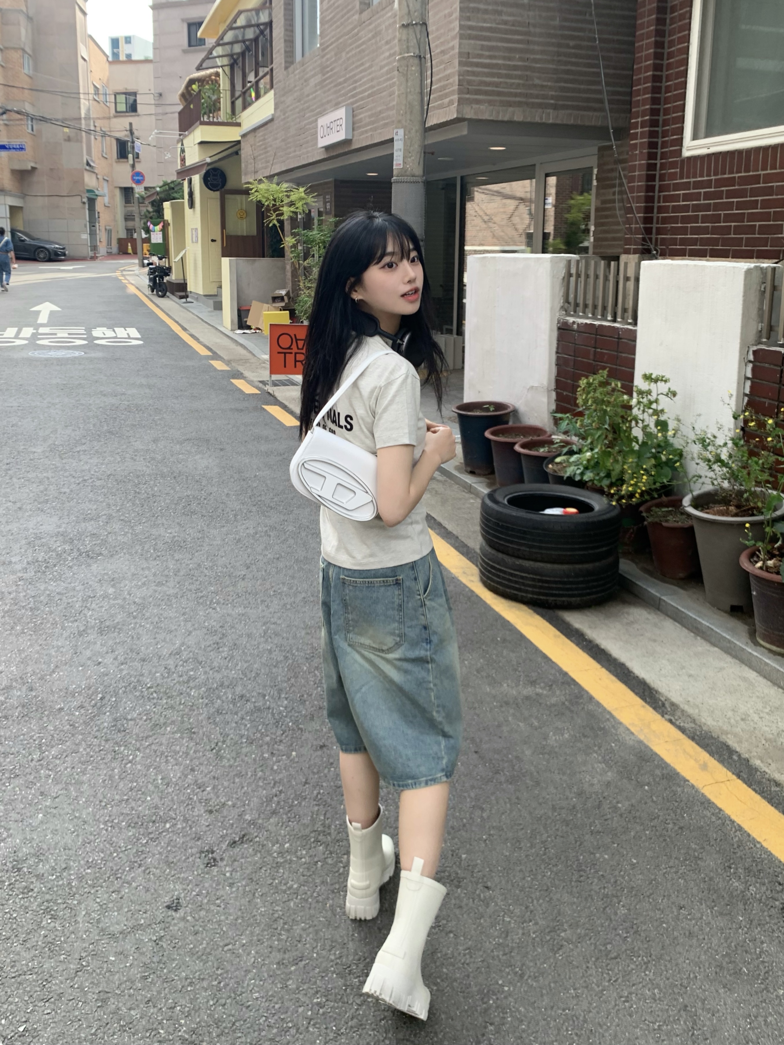 디젤 1DR 숄더백 인 나파 레더 화이트, (키즈) 에센셜 더 코어 컬렉션 티셔츠 라이트 오트밀 착용 스타일 - 1