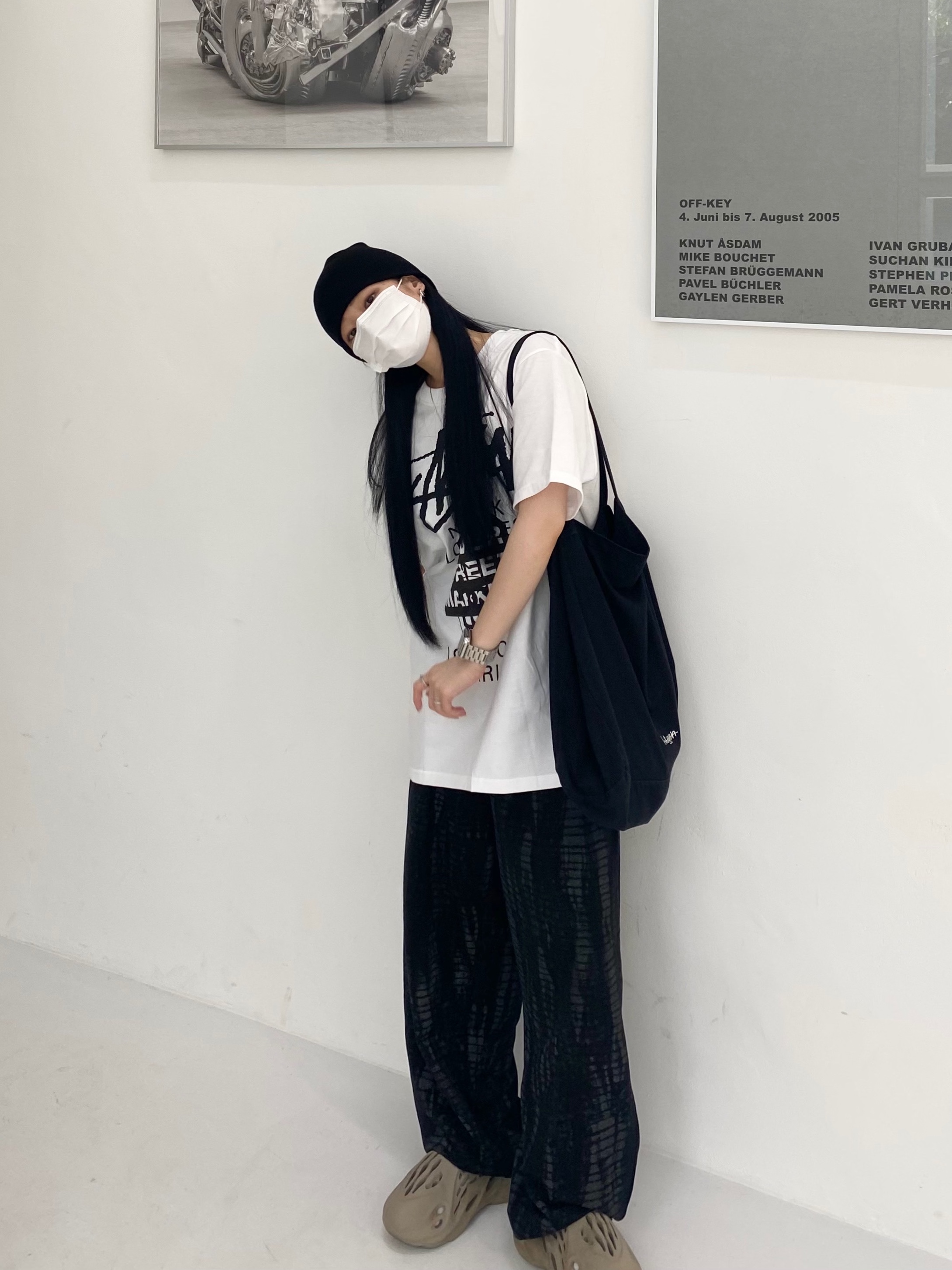 스투시 도버 스트리트 마켓 월드투어 티셔츠 화이트, 아디다스 이지 폼 러너 스톤 세이지 착용 스타일 - 2