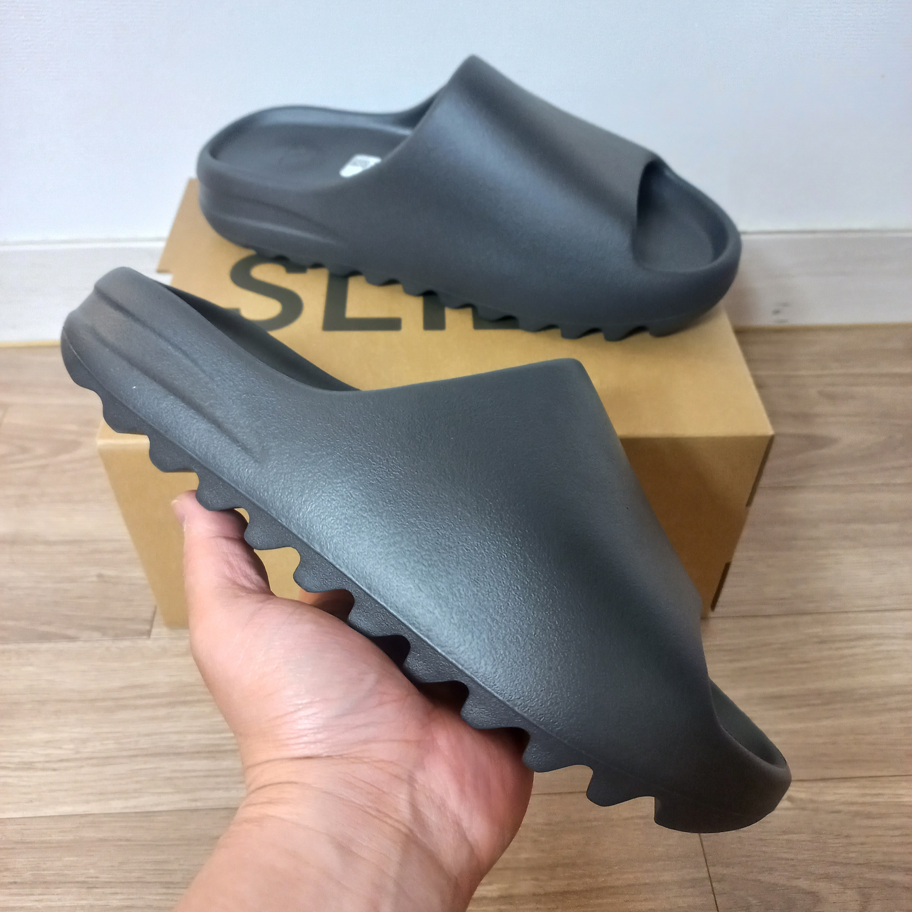 Adidas Yeezy Slide Onyx 착용 스타일 - 1