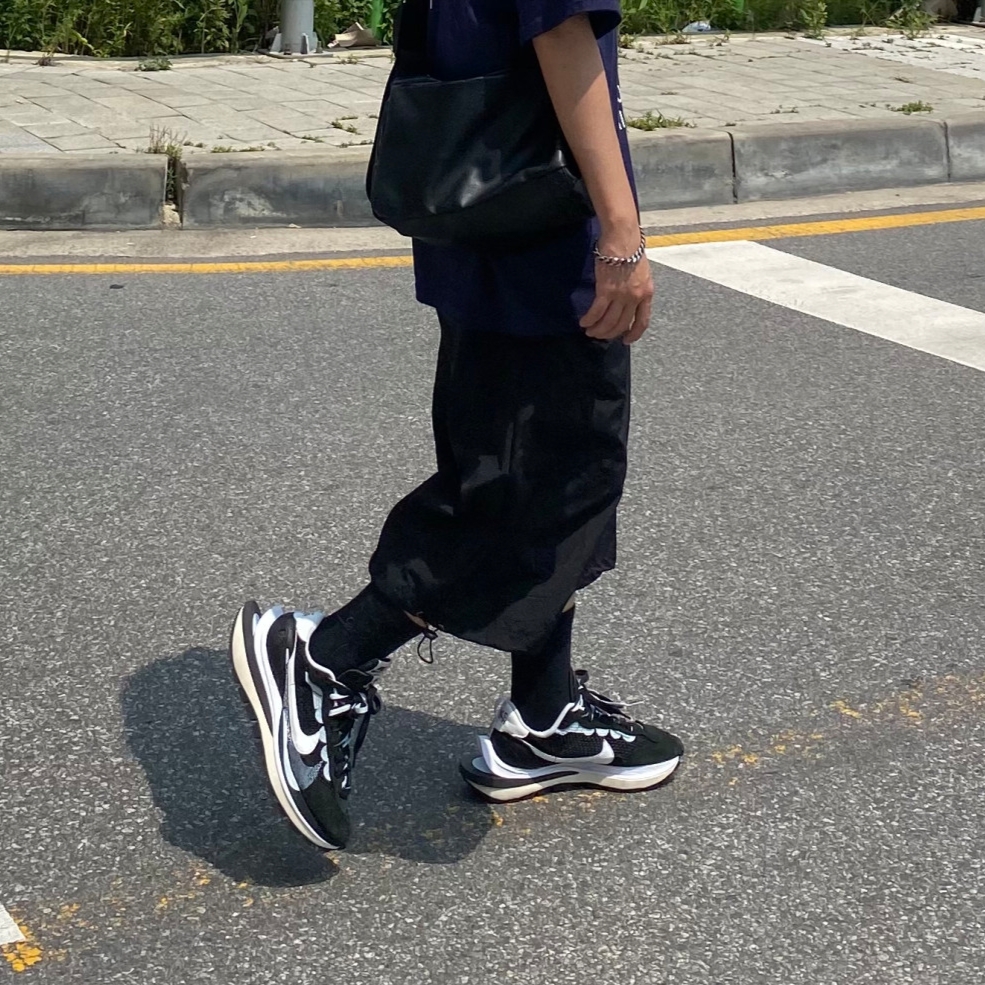 나이키 x 사카이 베이퍼와플 블랙 화이트, 스투시 월드투어 티셔츠 블랙 2023 착용 스타일 - 3