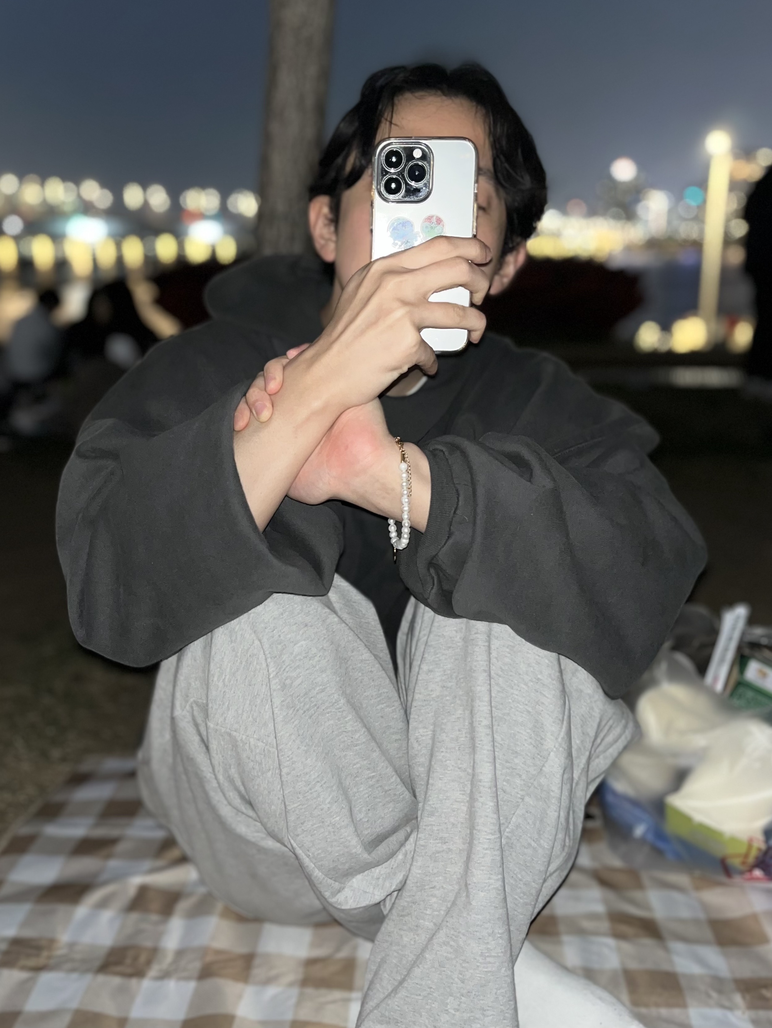 Yeezy Gap Engineered By Balenciaga Dove Hoodie Black, Apple iPhone 13 Pro 128GB Graphite (Korean Ver.) 착용 스타일 - 1