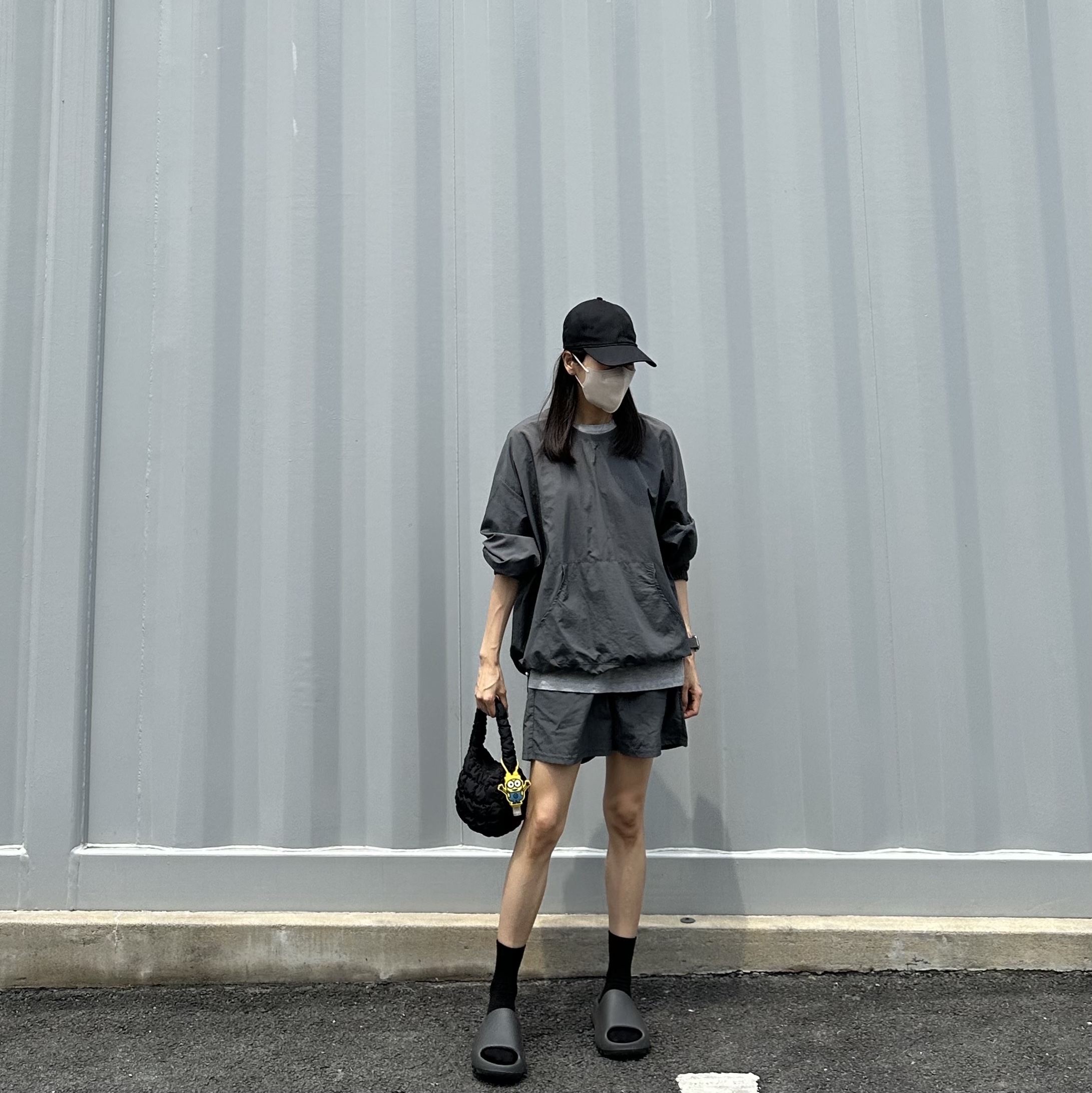 COS Quilted Micro Bag Black, Adidas Yeezy Slide Onyx 착용 스타일 - 2