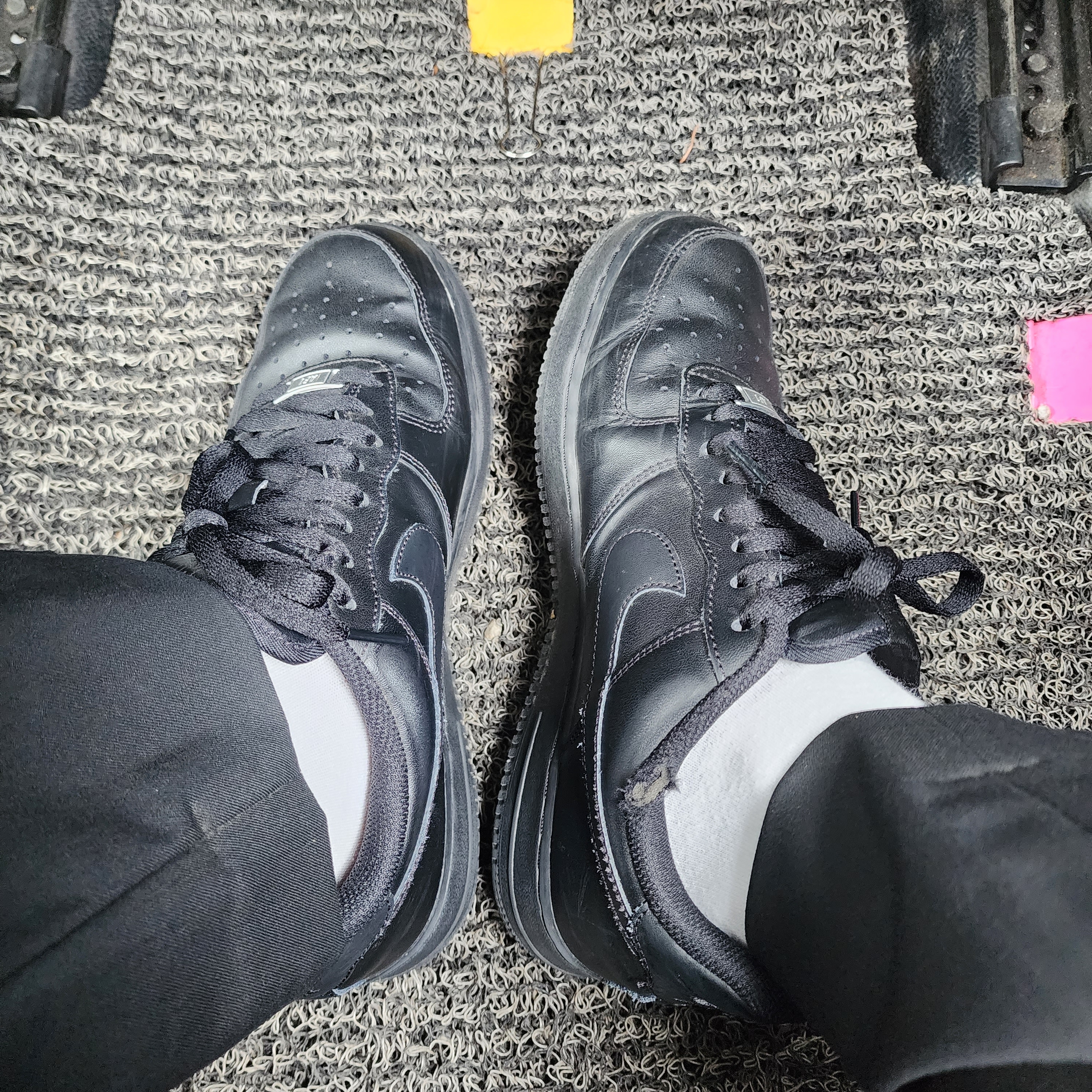Nike Air Force 1 '07 Low Triple Black 착용 스타일