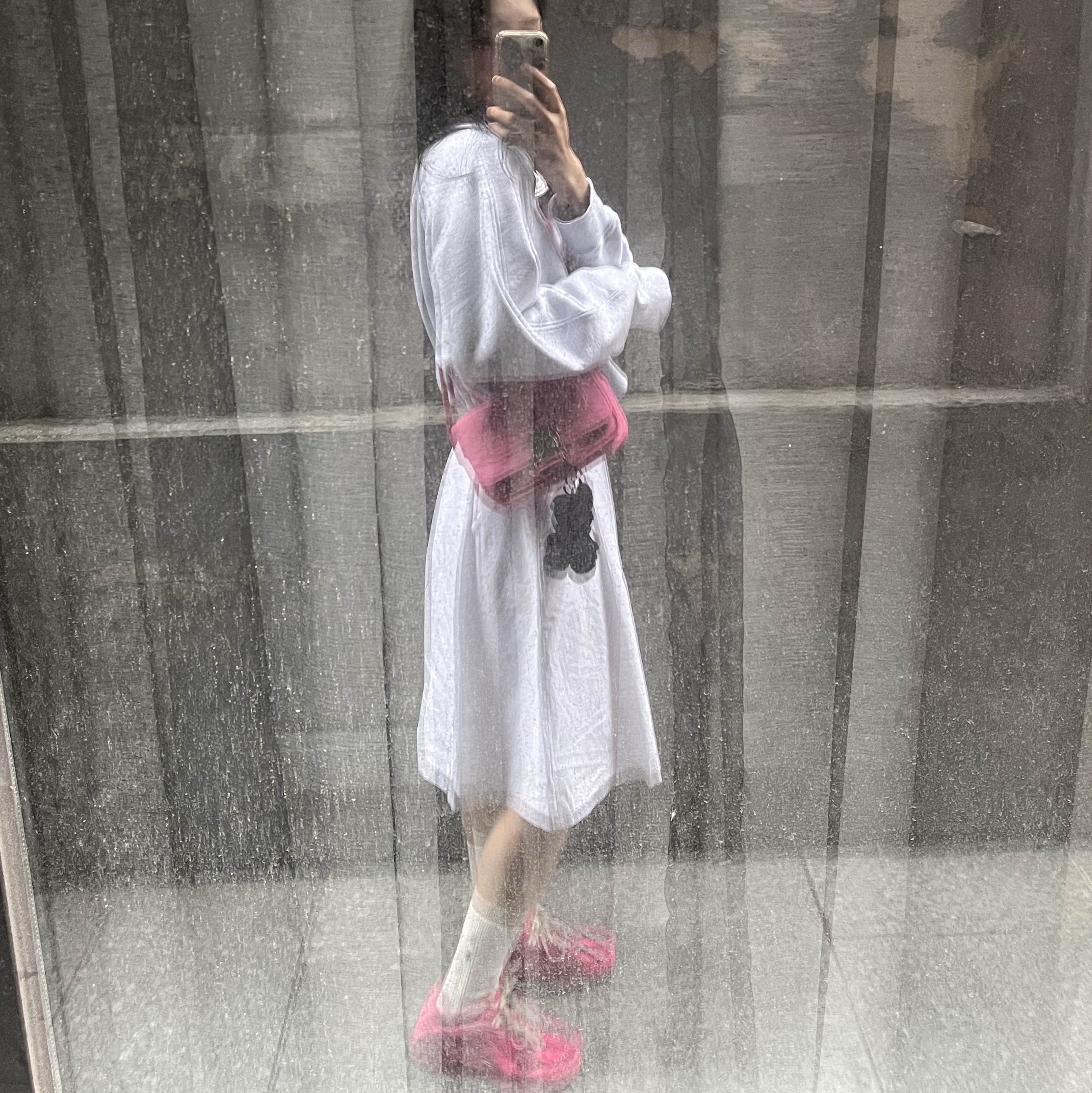 Matin Kim Cargo Cross Mini Bag Charcoal, Nike x Jacquemus Air Humara LX Pink Flash 착용 스타일 - 2