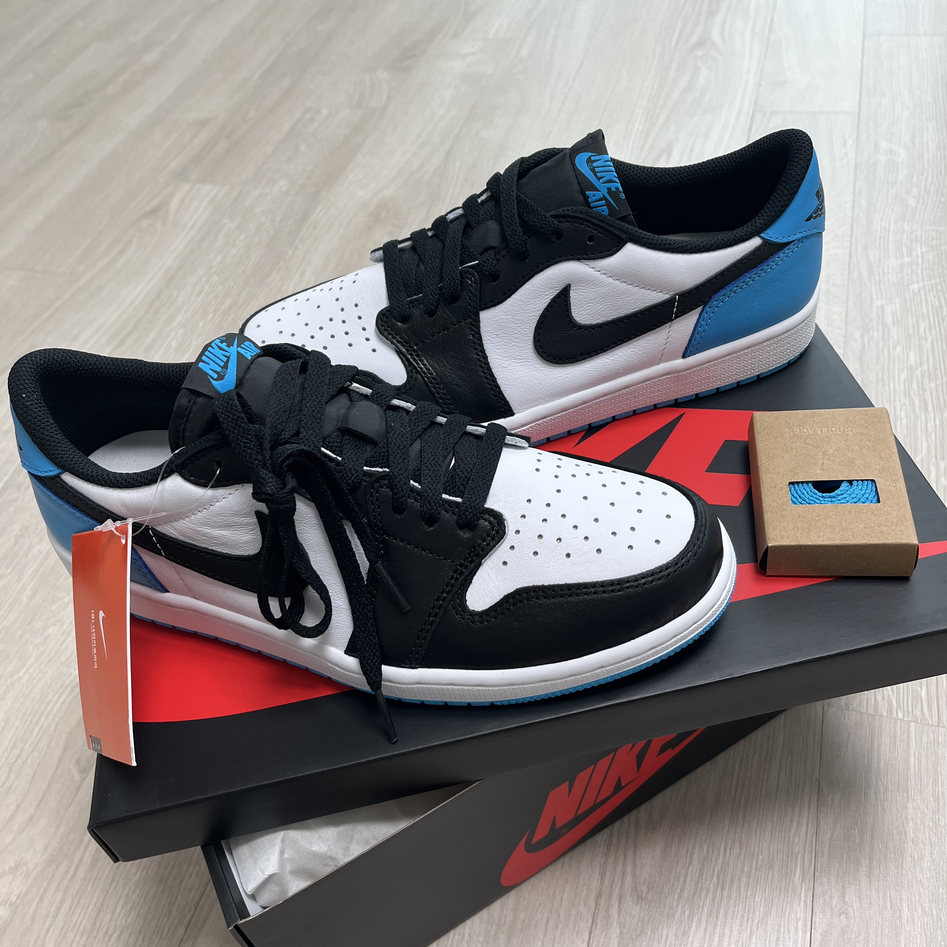 Jordan 1 Retro Low OG Black and Dark Powder Blue 착용 스타일