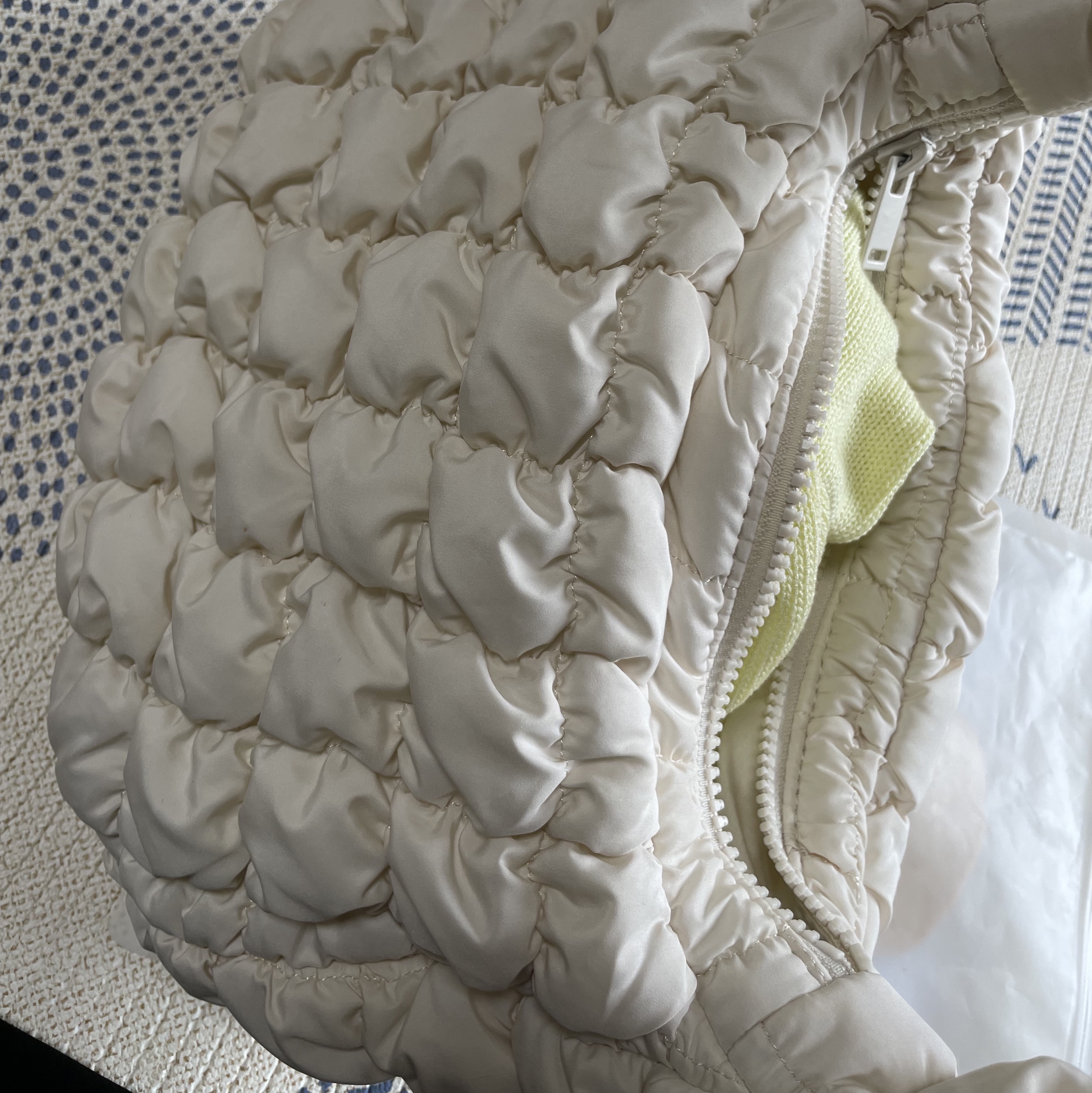 COS Quilted Mini Bag Cream 착용 스타일