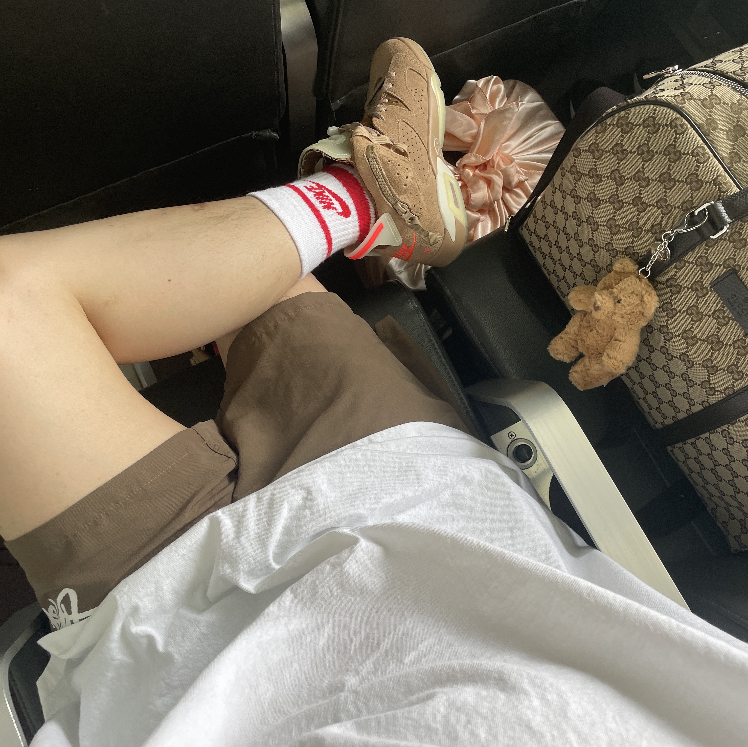 Gucci GG Supreme Canvas Boston Bag Beige Ebony, Jordan 6 x Travis Scott Retro SP British Khaki 착용 스타일