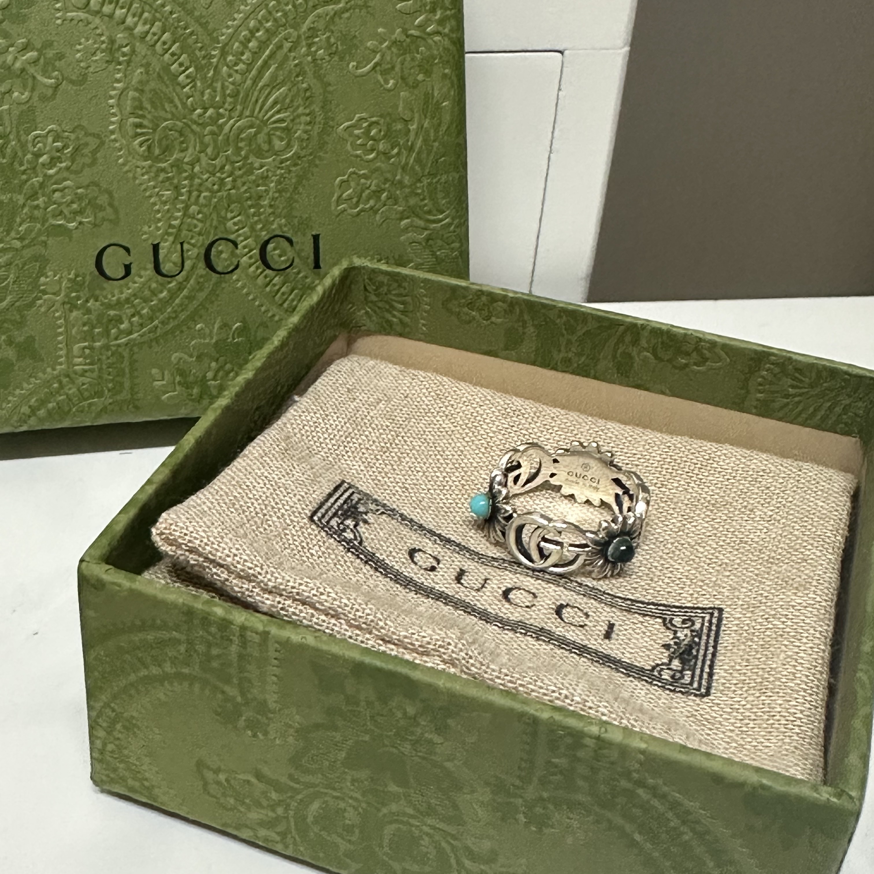 Gucci Double G Mother of Pearl Ring Silver 착용 스타일 - 1