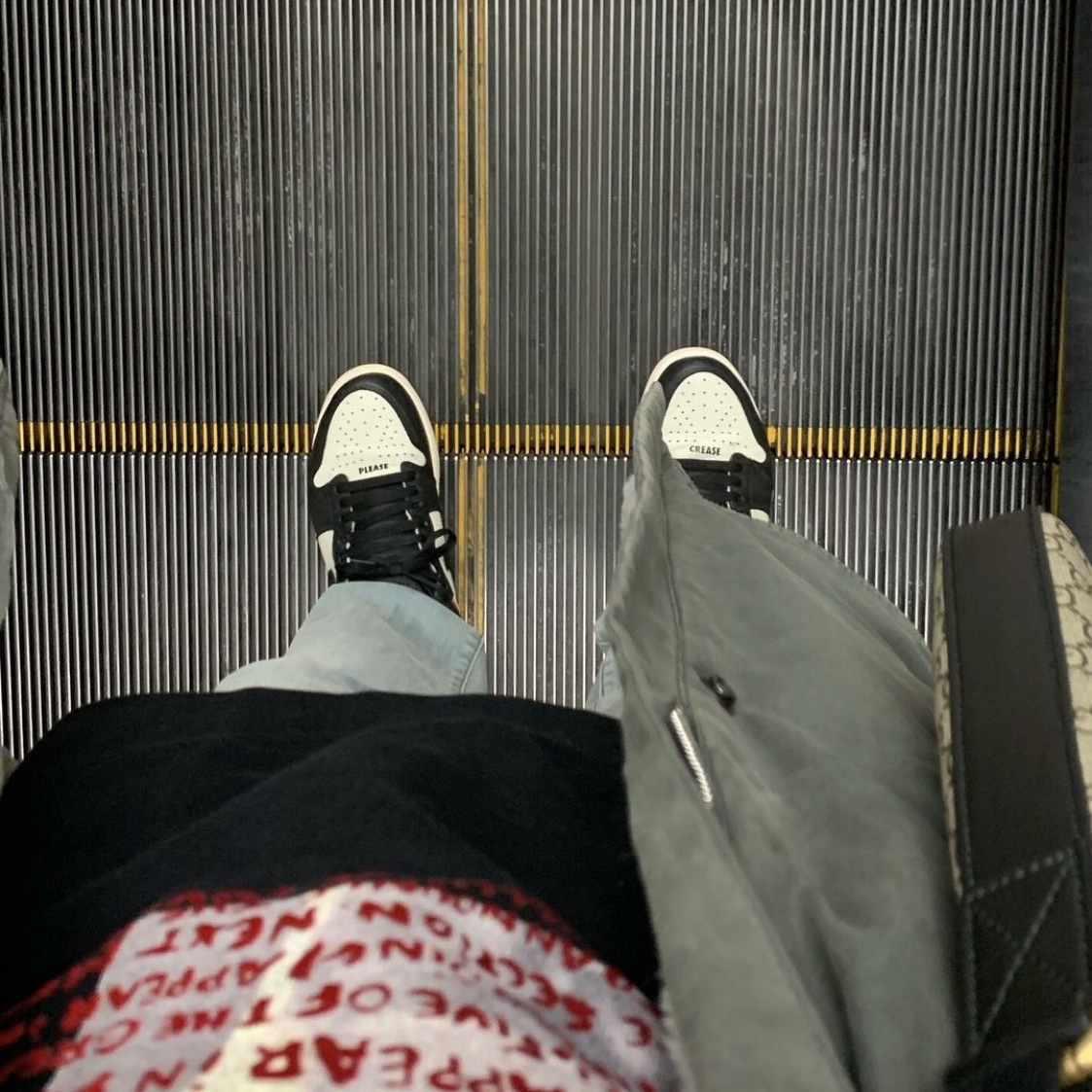 Jordan 1 Retro High Not for Resale Varsity Red 착용 스타일