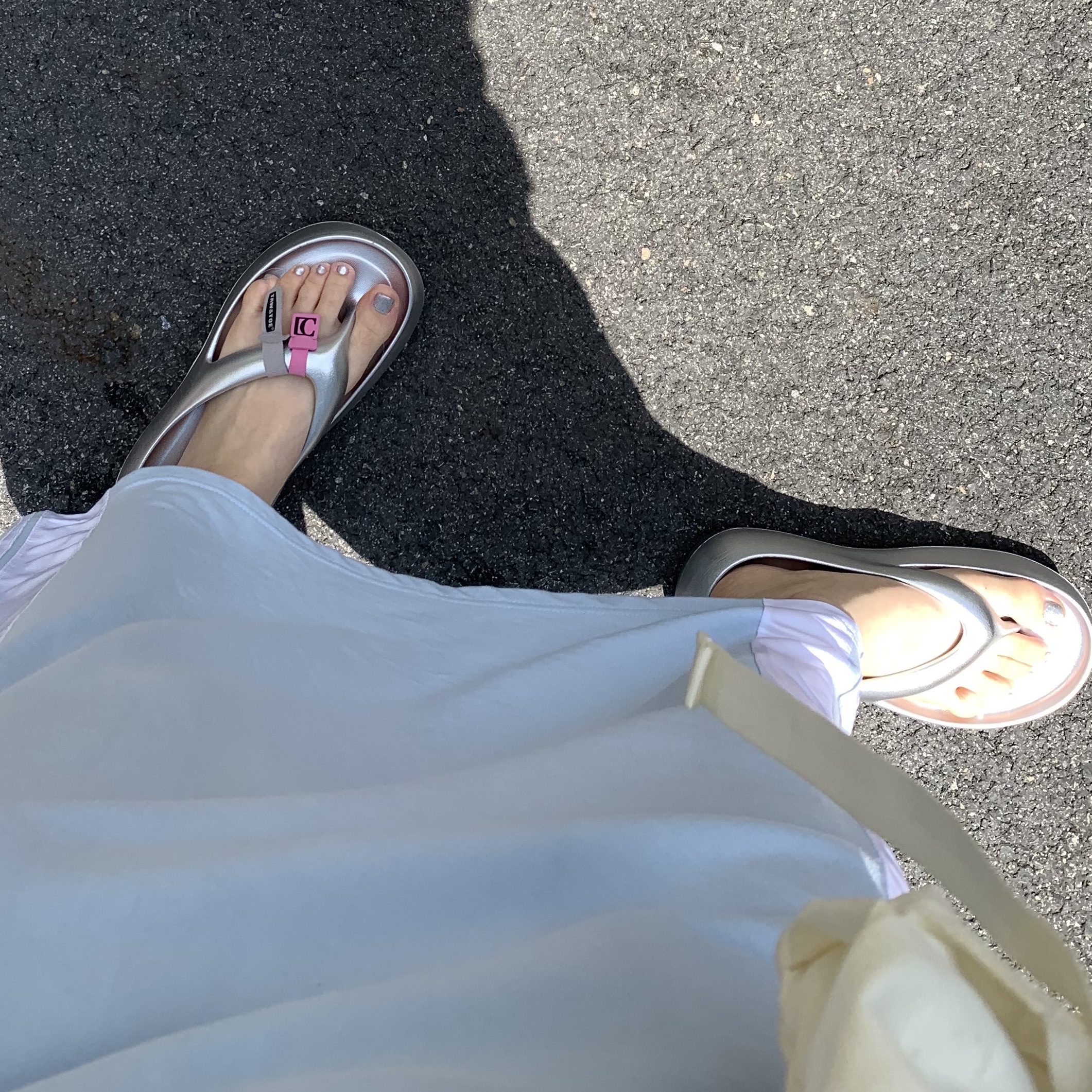 Taw&Toe x Low Classic Platform Flip Flop Silver 착용 스타일