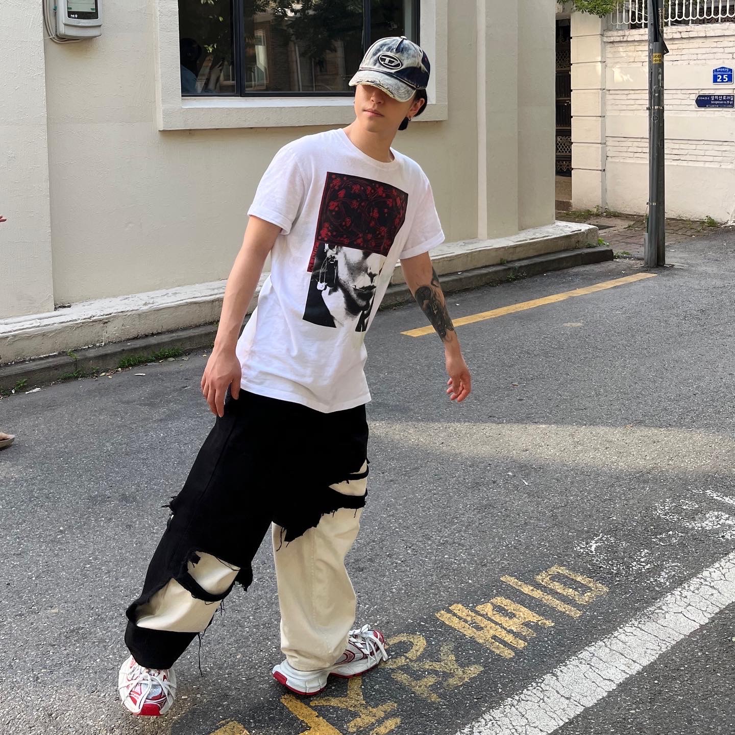 Diesel C-Seymon Treated Denim Baseball Cap Blue White, Balenciaga 3XL Sneakers White Red 착용 스타일 - 2