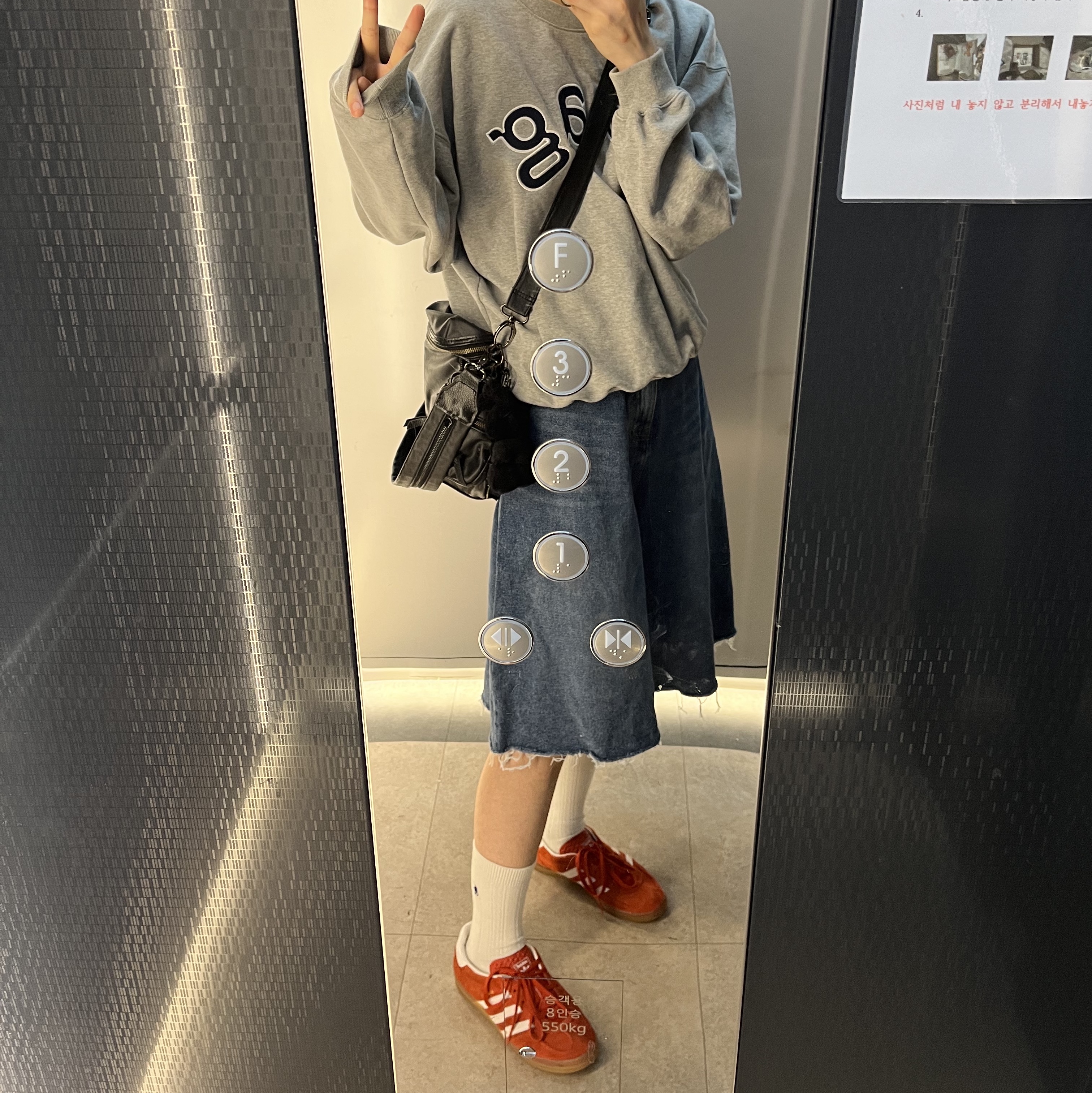 Matin Kim Cargo Cross Mini Bag Charcoal, Nike x Jacquemus Air Humara LX Pink Flash 착용 스타일 - 4