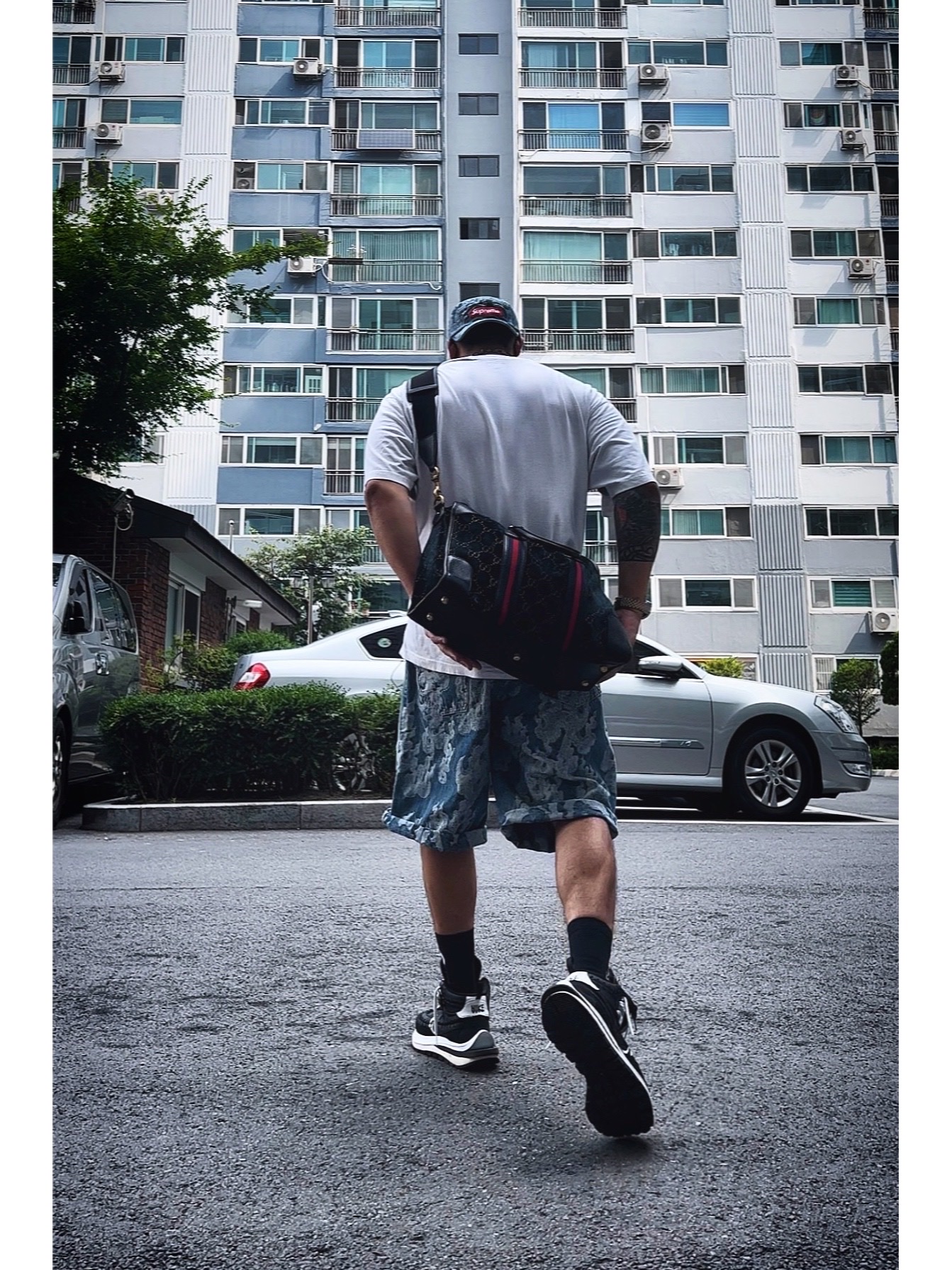 Supreme Flames Jacquard Denim Camp Cap Washed Indigo - 23SS, Supreme Flames Jacquard Baggy Denim Shorts Washed Indigo - 23SS 착용 스타일 - 1