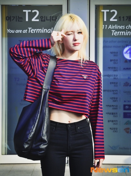 (W) Prada Long-Sleeved Striped Jersey T-Shirt Red Blue, Miu Miu Leather Large Hobo Bag Black 착용 스타일 - 1