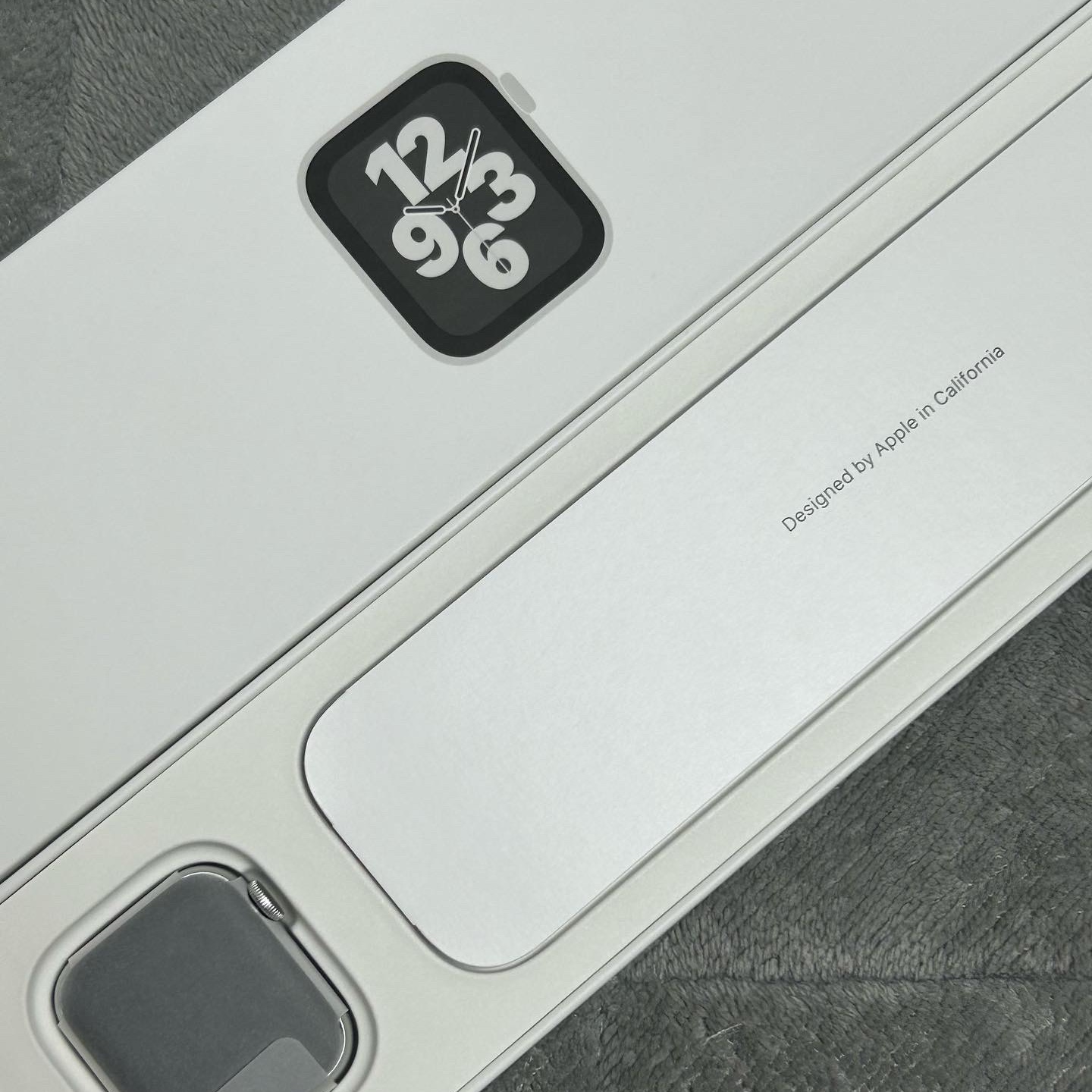(W) Nike Dunk Low Gorge Green, Apple Watch SE 40mm GPS Silver Aluminum Case with Sport Band White (Korean Ver.) 착용 스타일 - 2