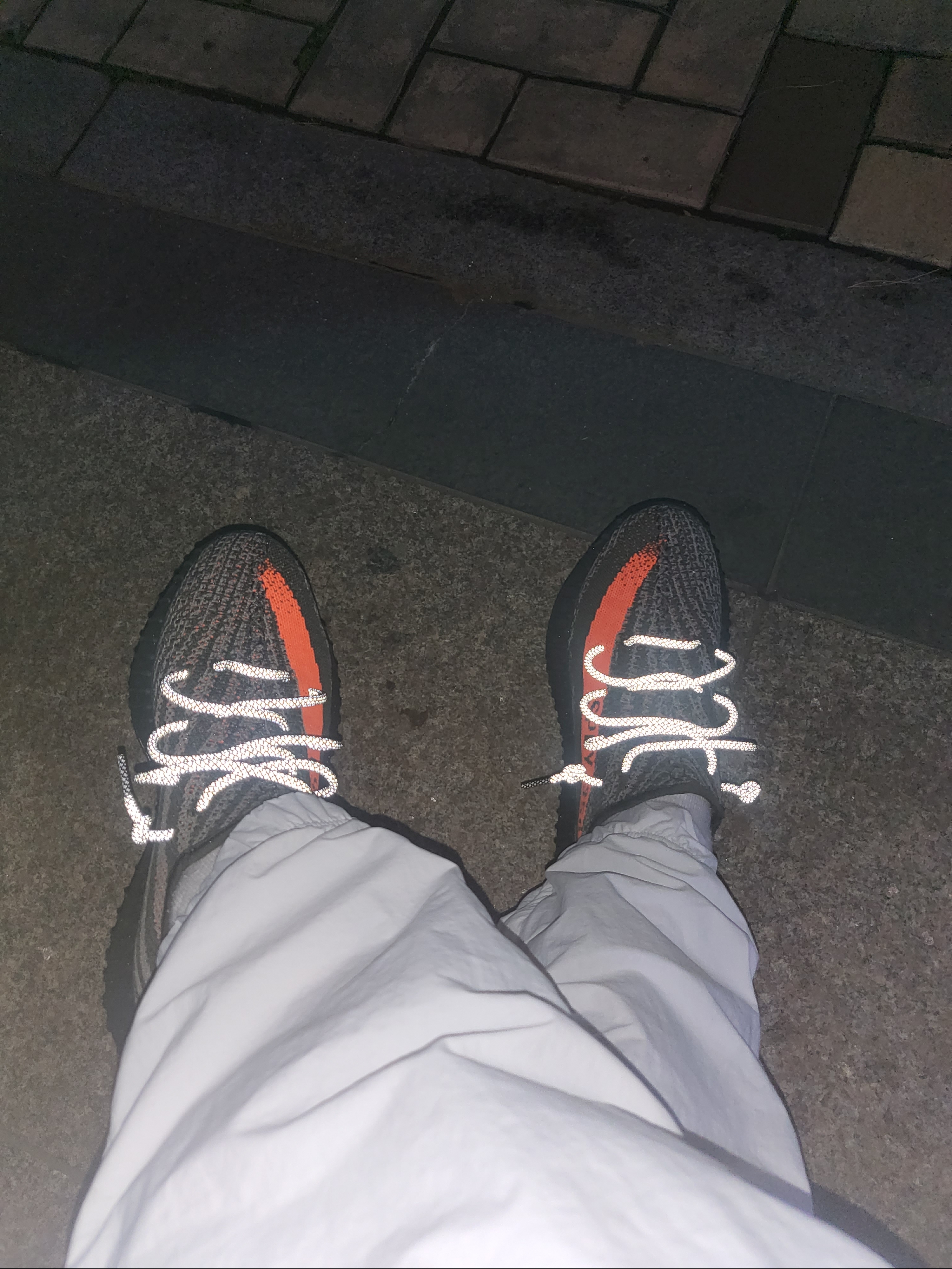 Adidas Yeezy Boost 350 V2 Carbon Beluga 착용 스타일