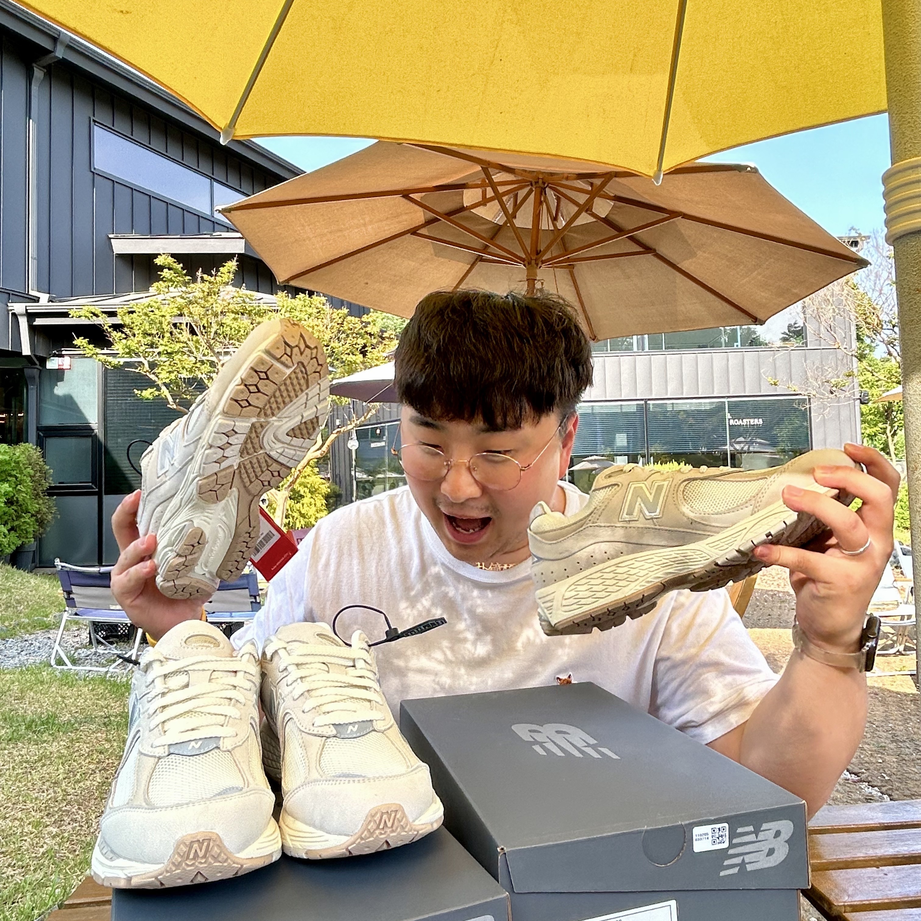 New Balance 2002R White Ivory 착용 스타일 - 1