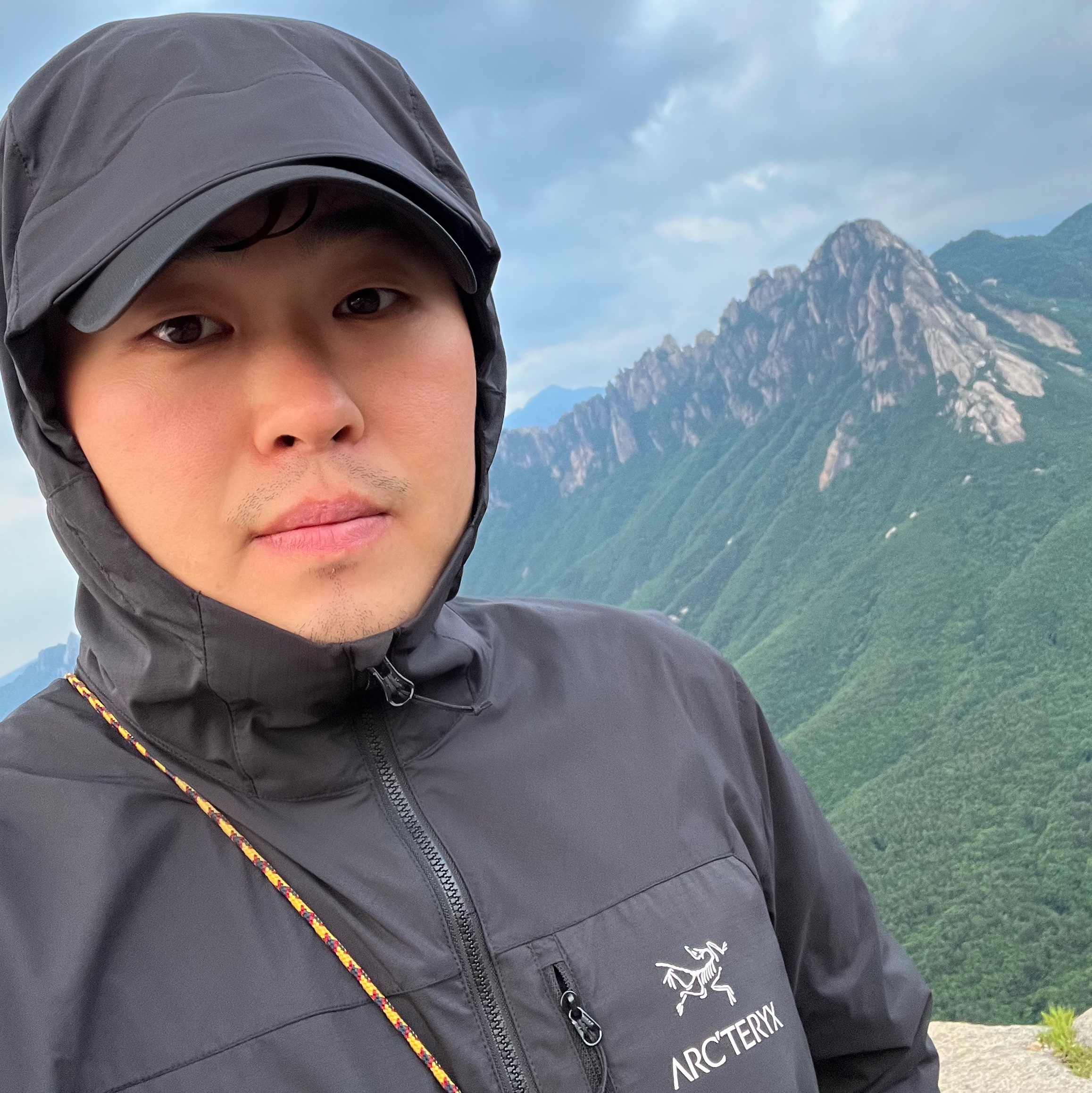 Arc'teryx Squamish Hoody Black, Arc'teryx Calvus Cap Black 착용 스타일