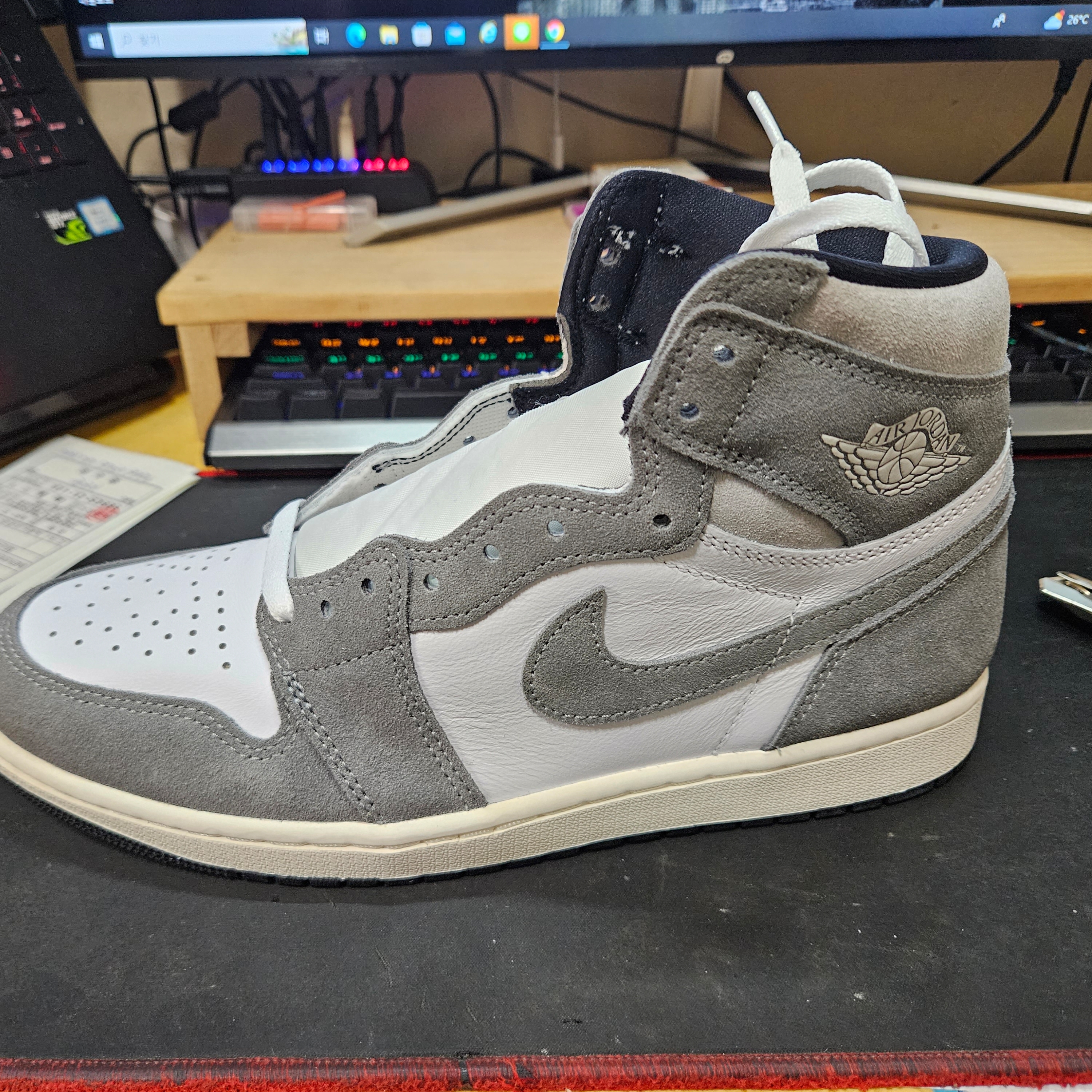 Jordan 1 Retro High OG Black and Smoke Grey 착용 스타일