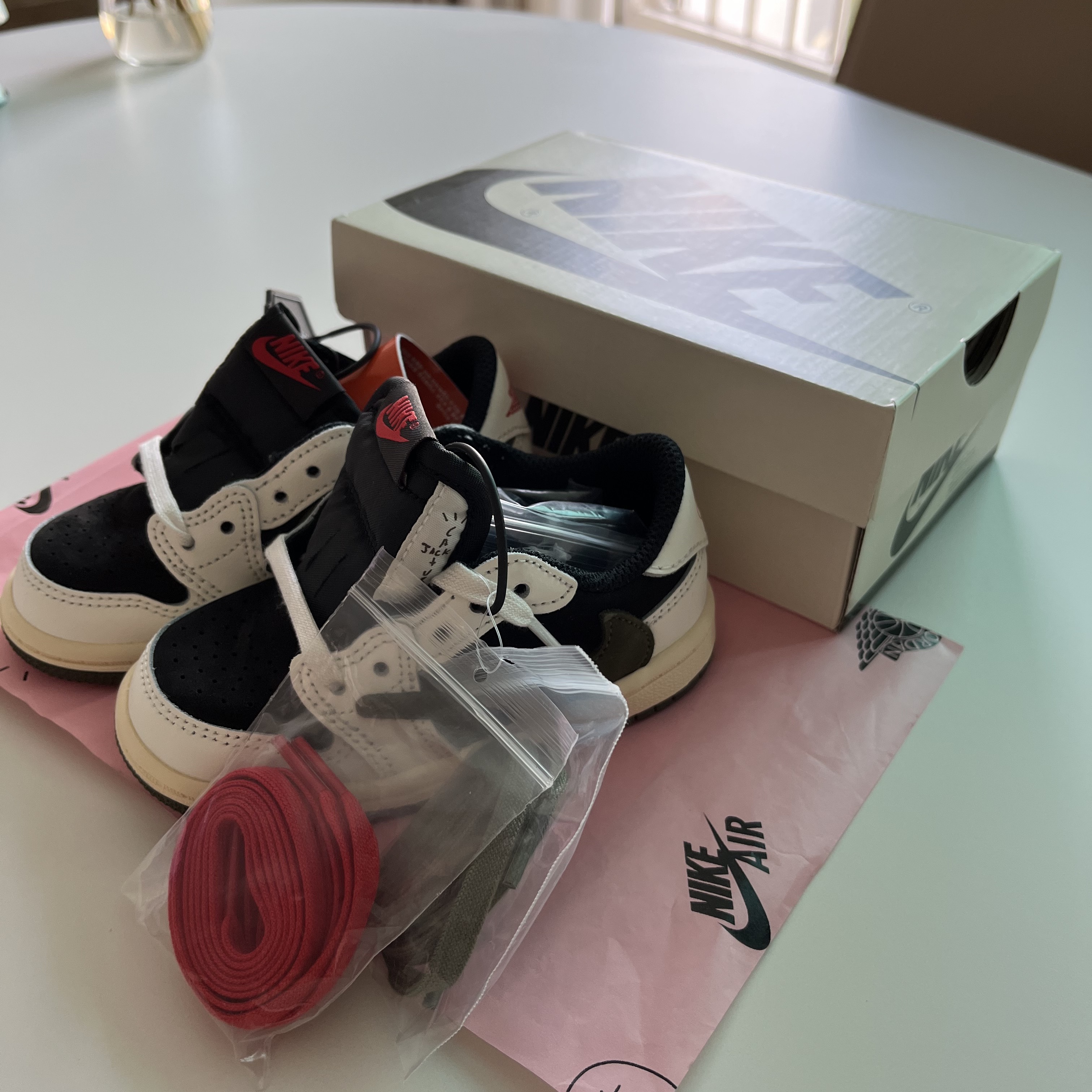 (TD) Jordan 1 x Travis Scott Retro Low OG SP Medium Olive 착용 스타일 - 1