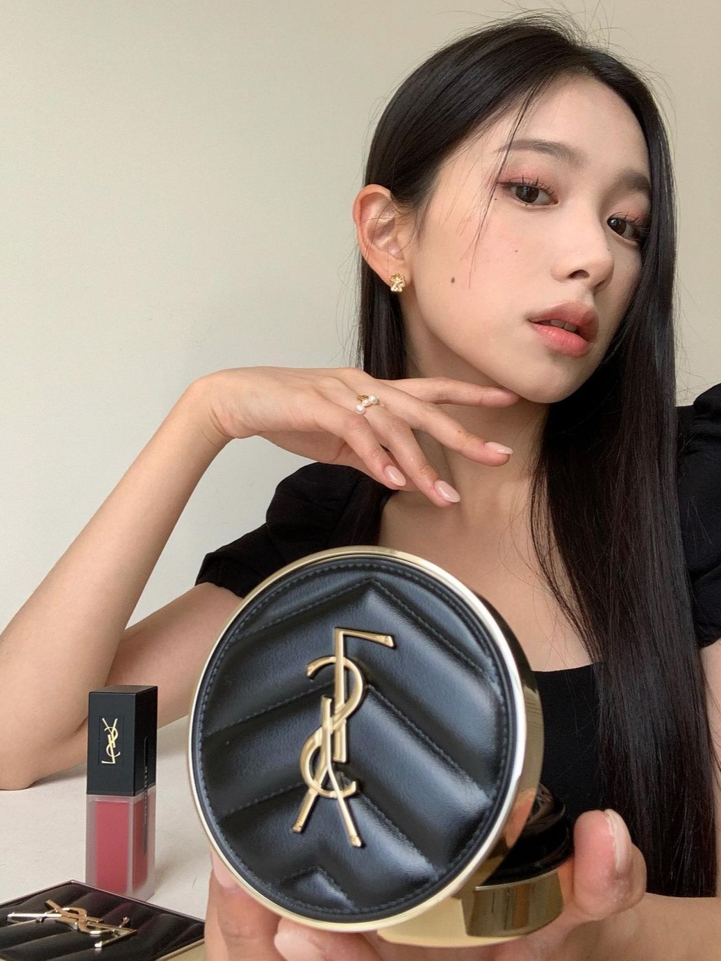 Yves Saint Laurent Tatouage Couture Velvet Tint 216 Nude Emblem, Yves Saint Laurent Encre De Peau Cusion 10 착용 스타일