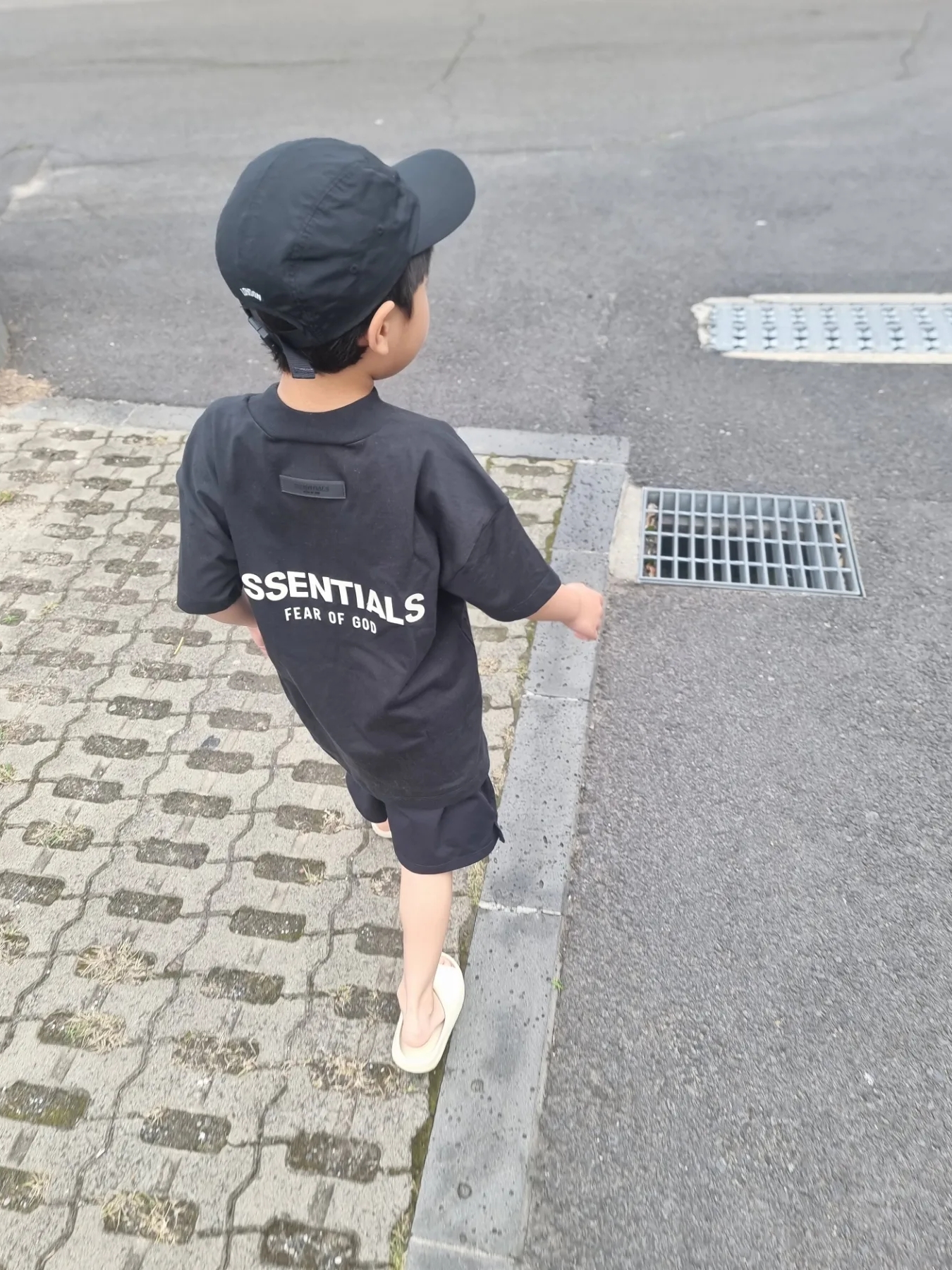 (Kids) Essentials The Core Collection T-Shirt Stretch Limo, (Kids) Adidas Yeezy Slide Bone 2022 착용 스타일 - 1