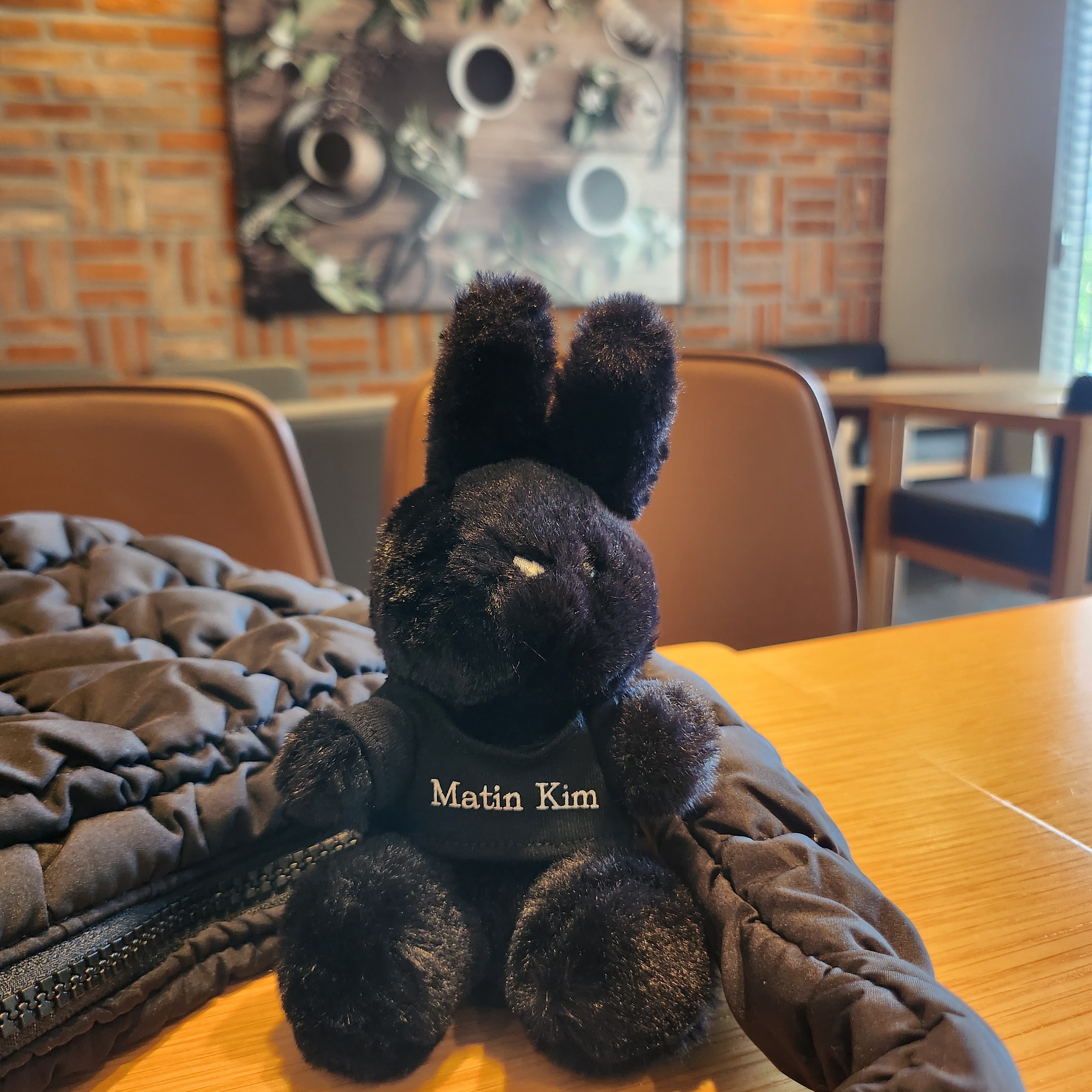 Matin Kim Black Bunny Toy Keyring Black, COS Quilted Mini Bag Black 착용 스타일 - 1