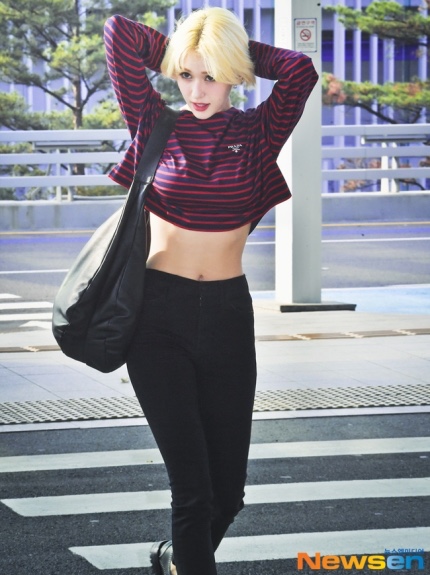 (W) Prada Long-Sleeved Striped Jersey T-Shirt Red Blue, Miu Miu Leather Large Hobo Bag Black 착용 스타일 - 2