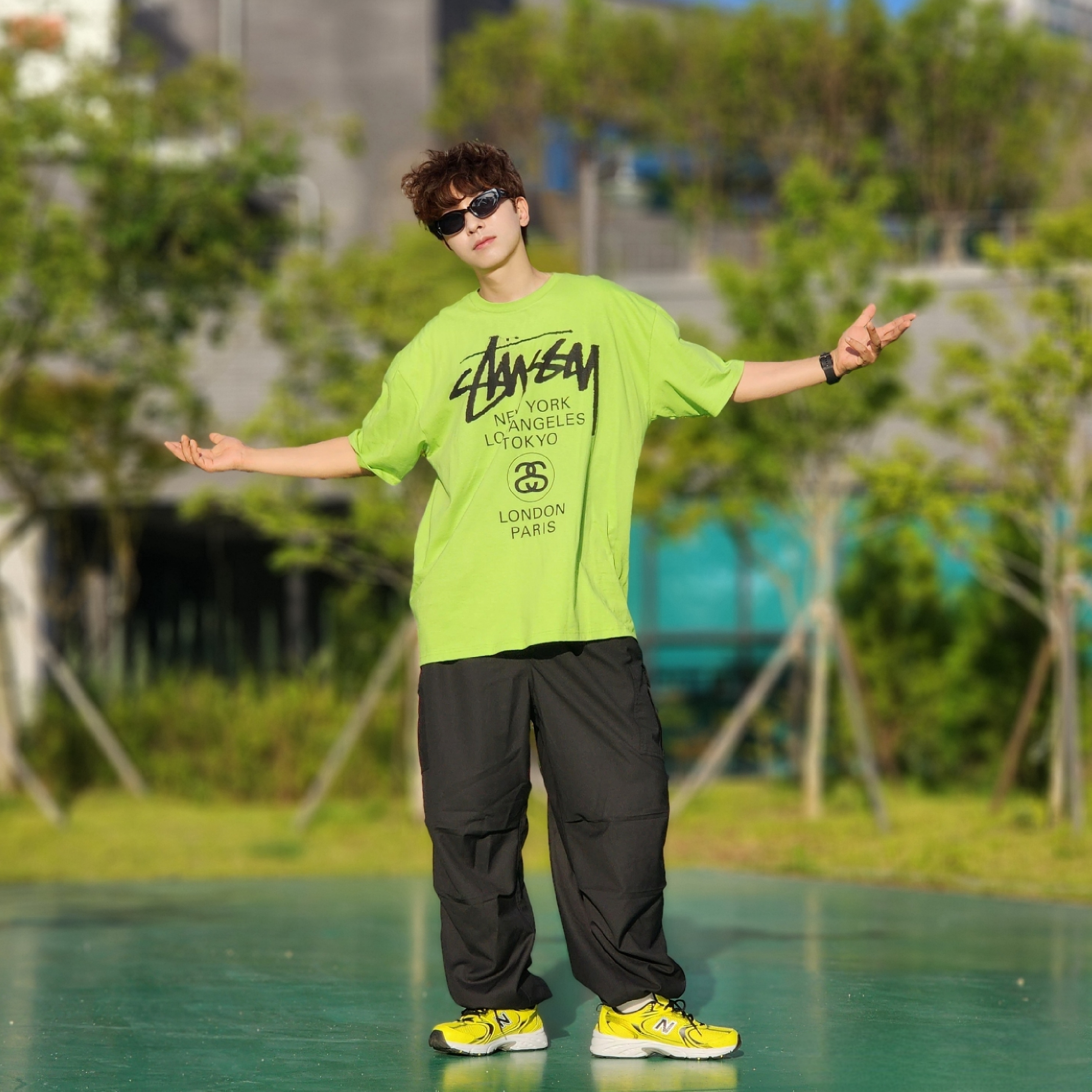 Stussy World Tour T-Shirt Tea 2023, New Balance 530 Yellow 착용 스타일 - 1