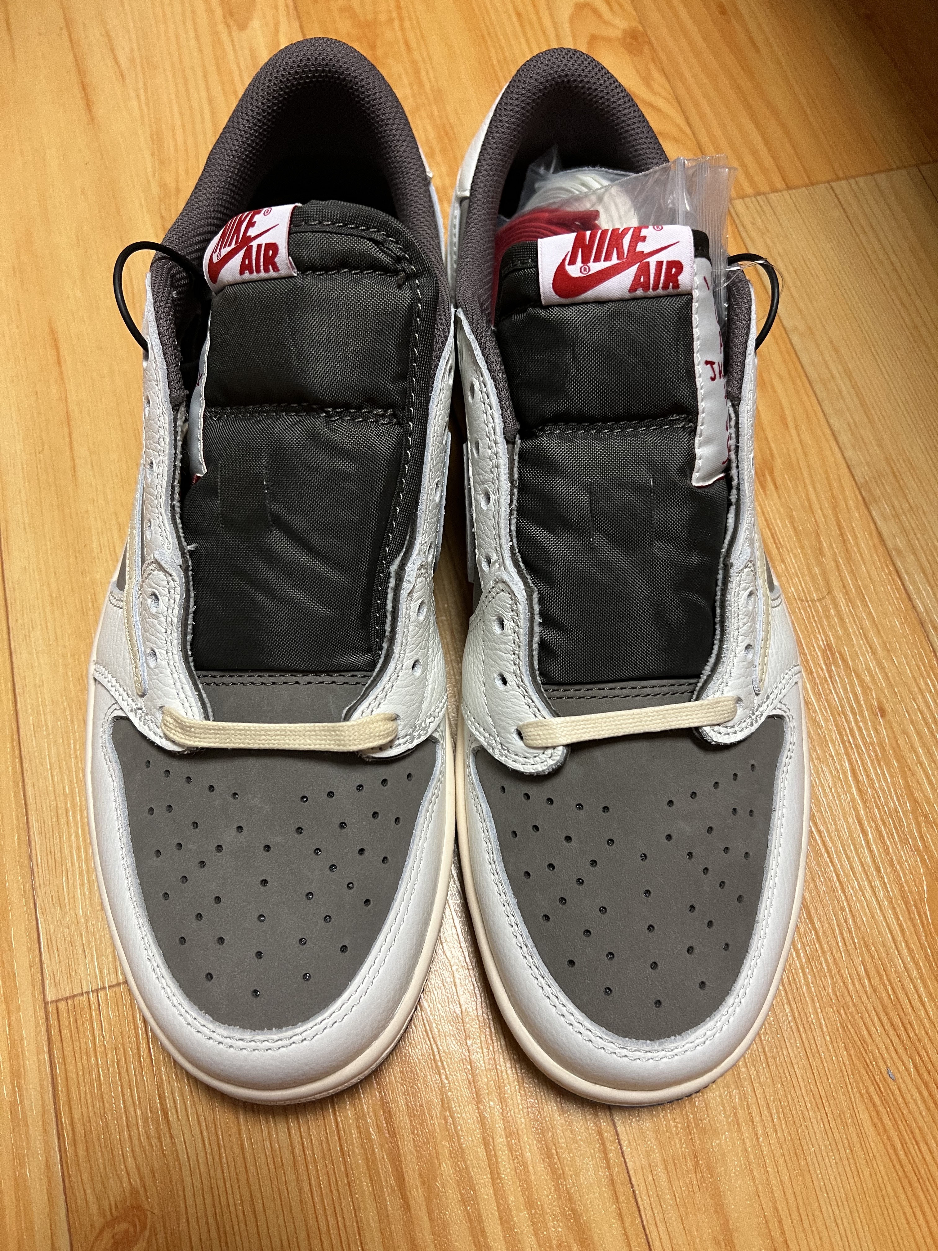Jordan 1 x Travis Scott Retro Low OG SP Sail and Ridgerock 착용 스타일