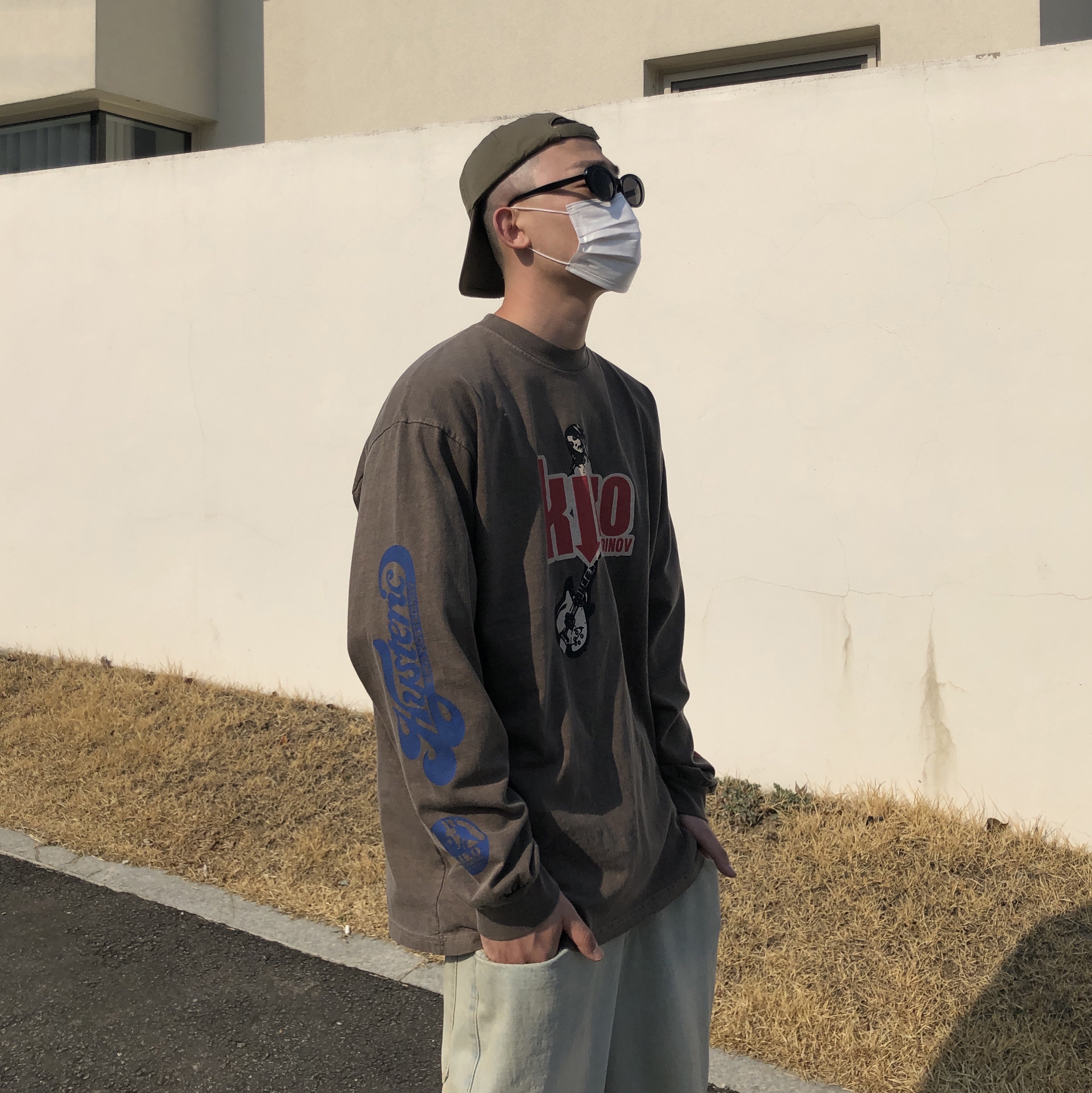 (W) Balenciaga Political Campaign Destroyed Cap Khaki, Nike x Supreme Air Force 1 Low Flax 착용 스타일 - 5