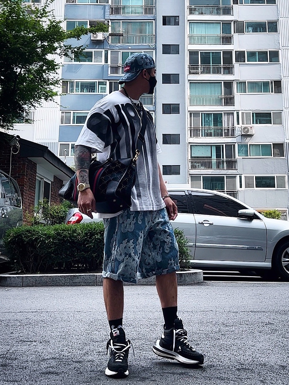 Supreme Flames Jacquard Denim Camp Cap Washed Indigo - 23SS, Supreme Flames Jacquard Baggy Denim Shorts Washed Indigo - 23SS 착용 스타일 - 2