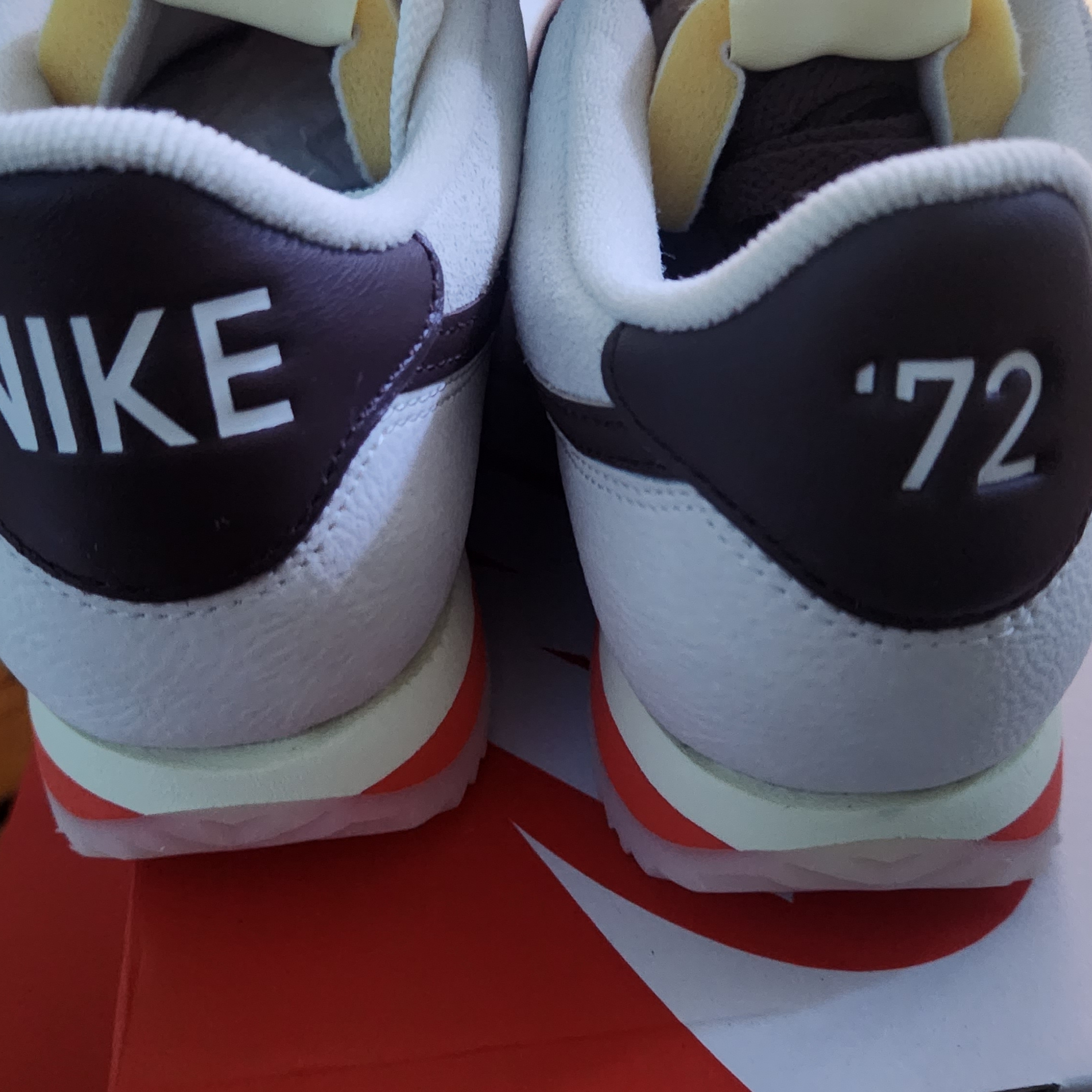 (W) Nike Cortez 23 Orewood Brown and Earth 착용 스타일 - 4