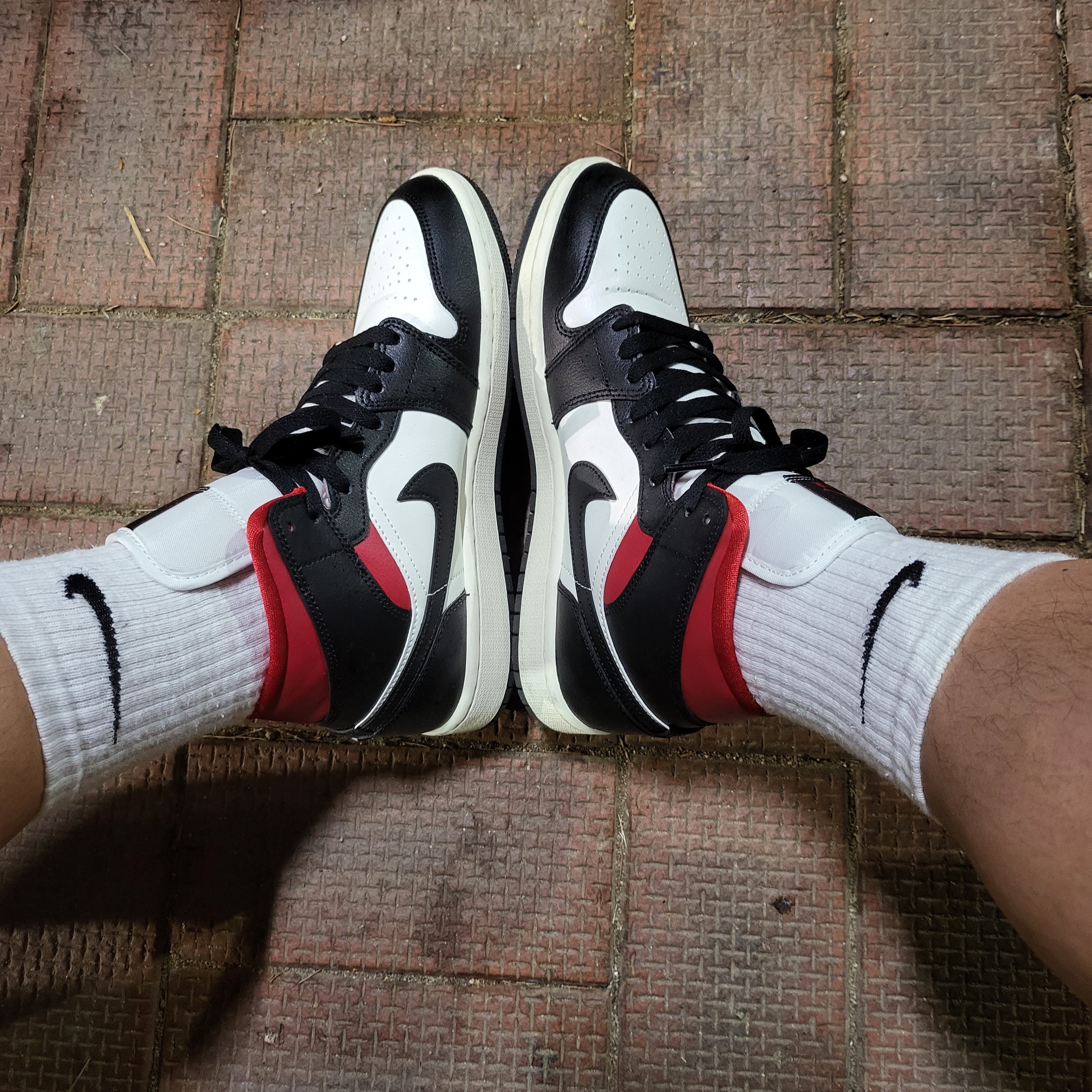 (W) Jordan 1 Mid Black Gym Red 착용 스타일 - 2