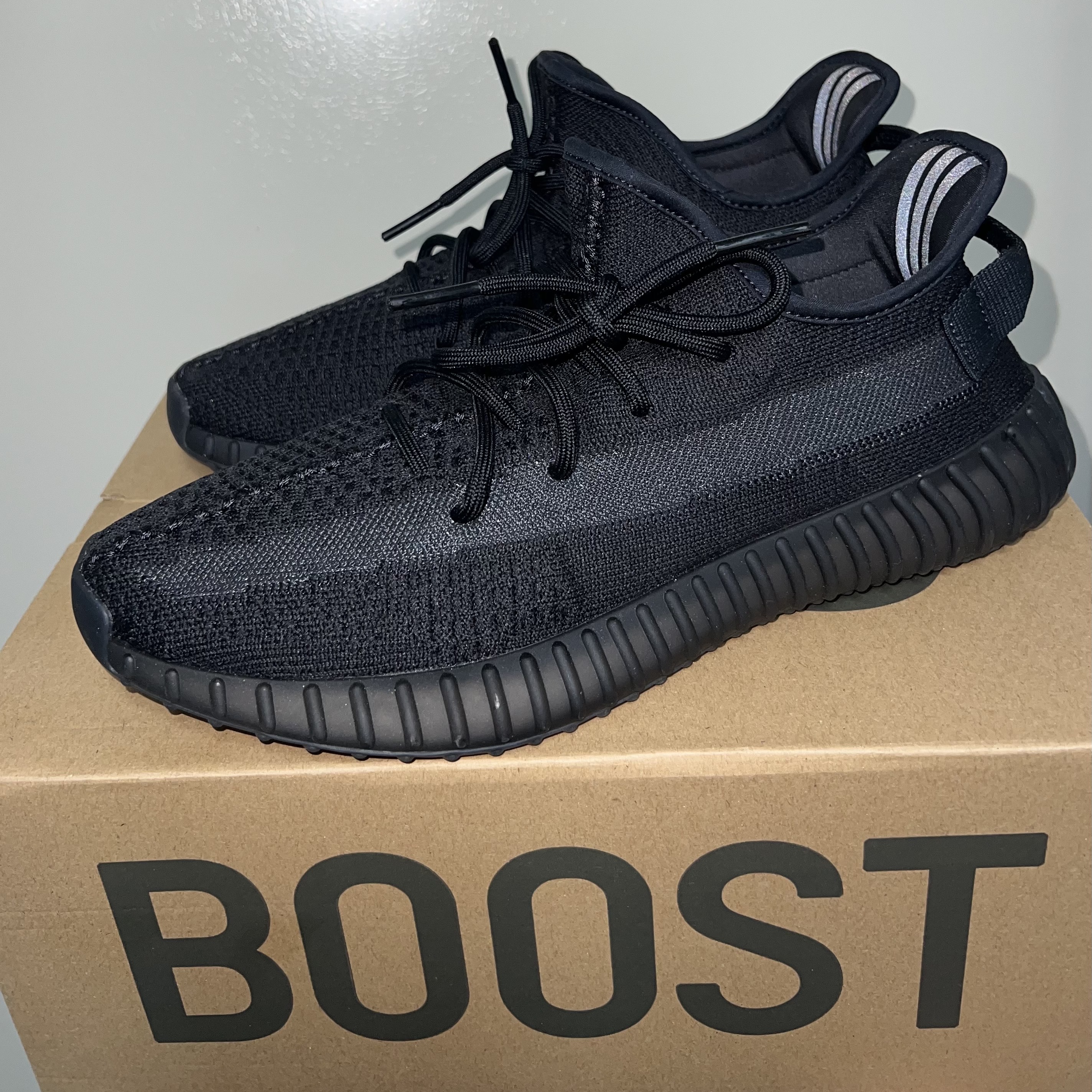 Adidas Yeezy Boost 350 V2 Onyx 착용 스타일 - 1