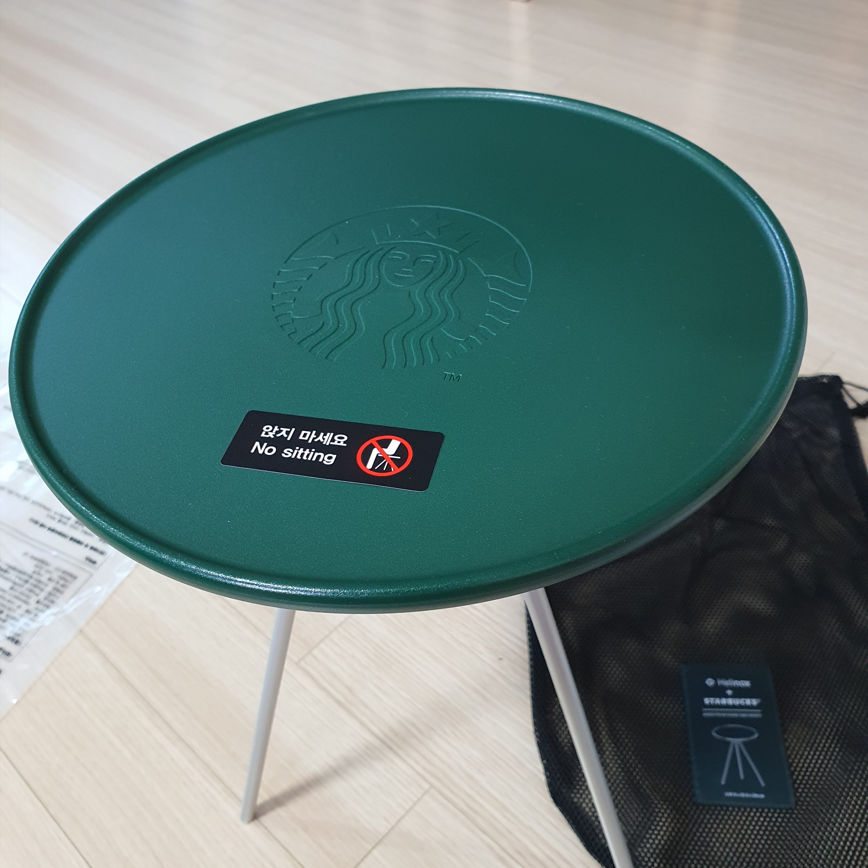 Starbucks x Helinox Side Table Green 착용 스타일 - 2