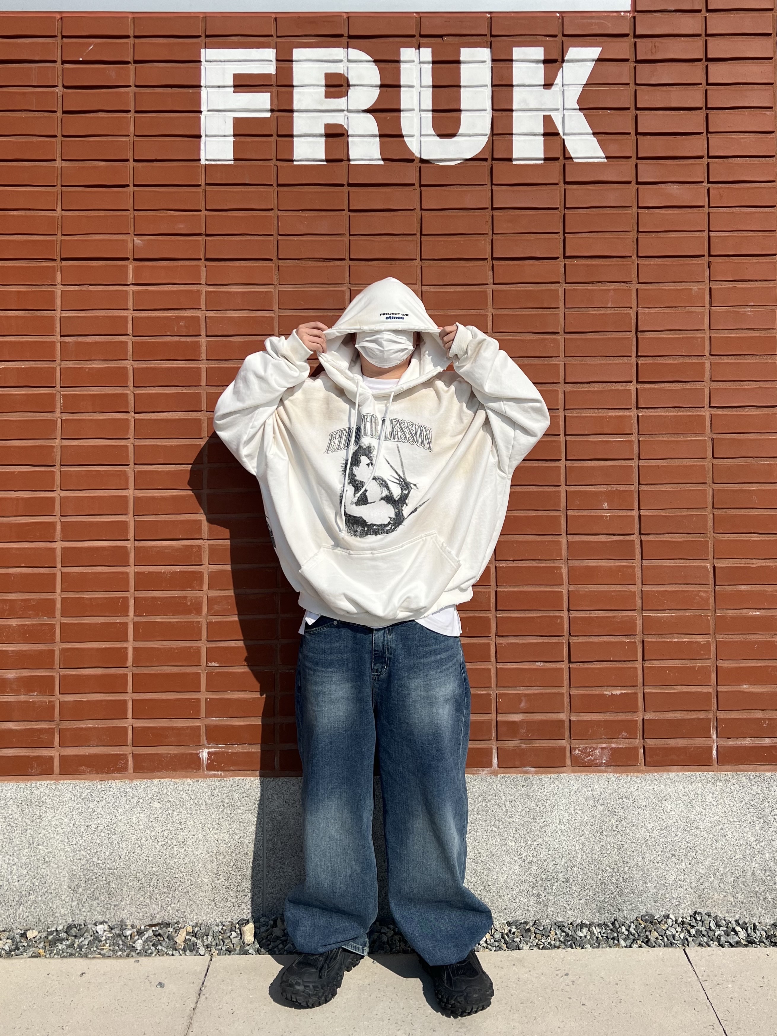 Project G/R x Atmos Etiquette Lesson Vintage Washed Hoodie White, Balenciaga Defender Sneakers Black 착용 스타일